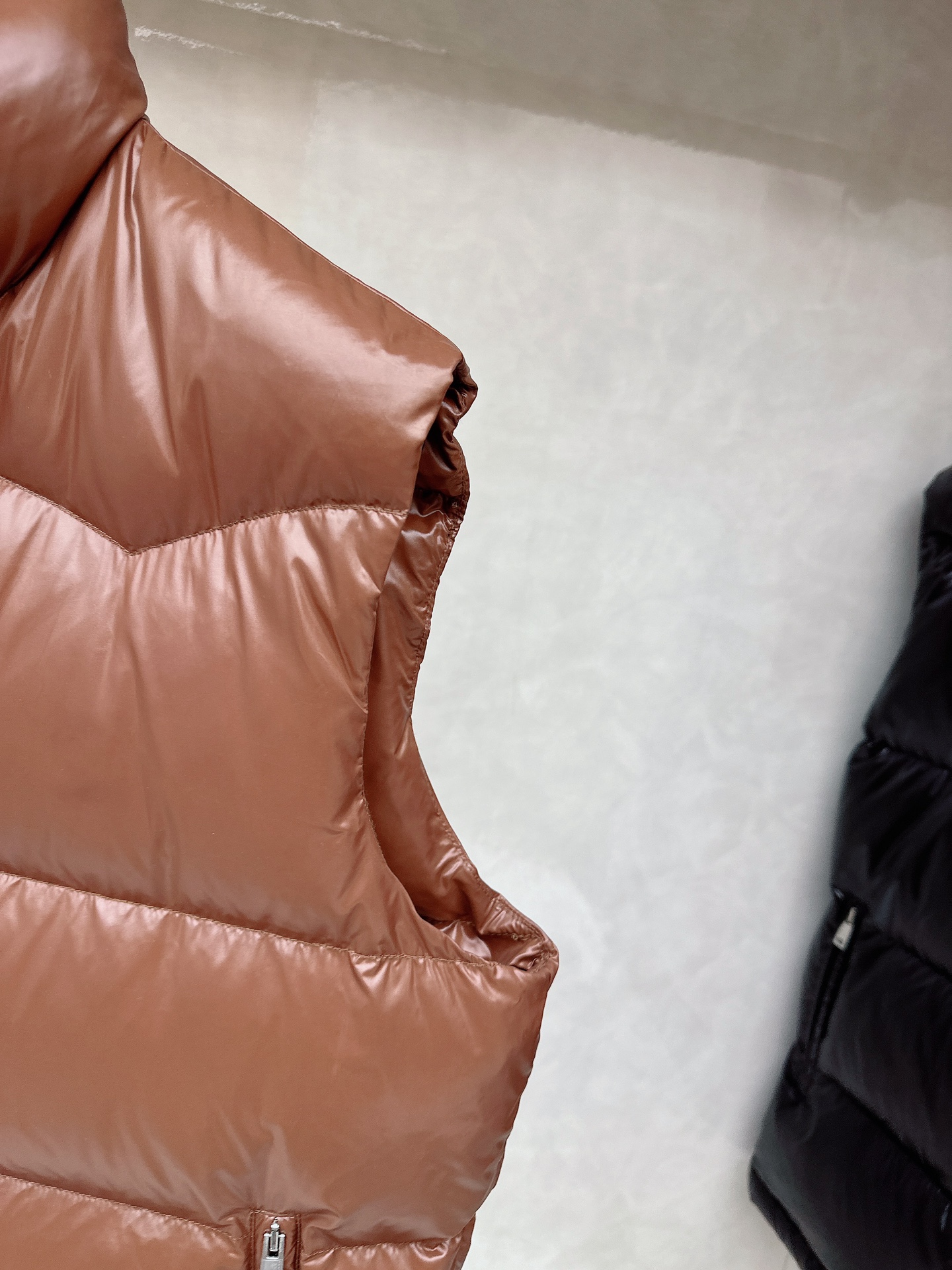 普拉达 Prada 25秋冬新品发布，啪嗒新款羽绒马甲出货，原版购入，全部面料及辅料原版订制，所有细节完