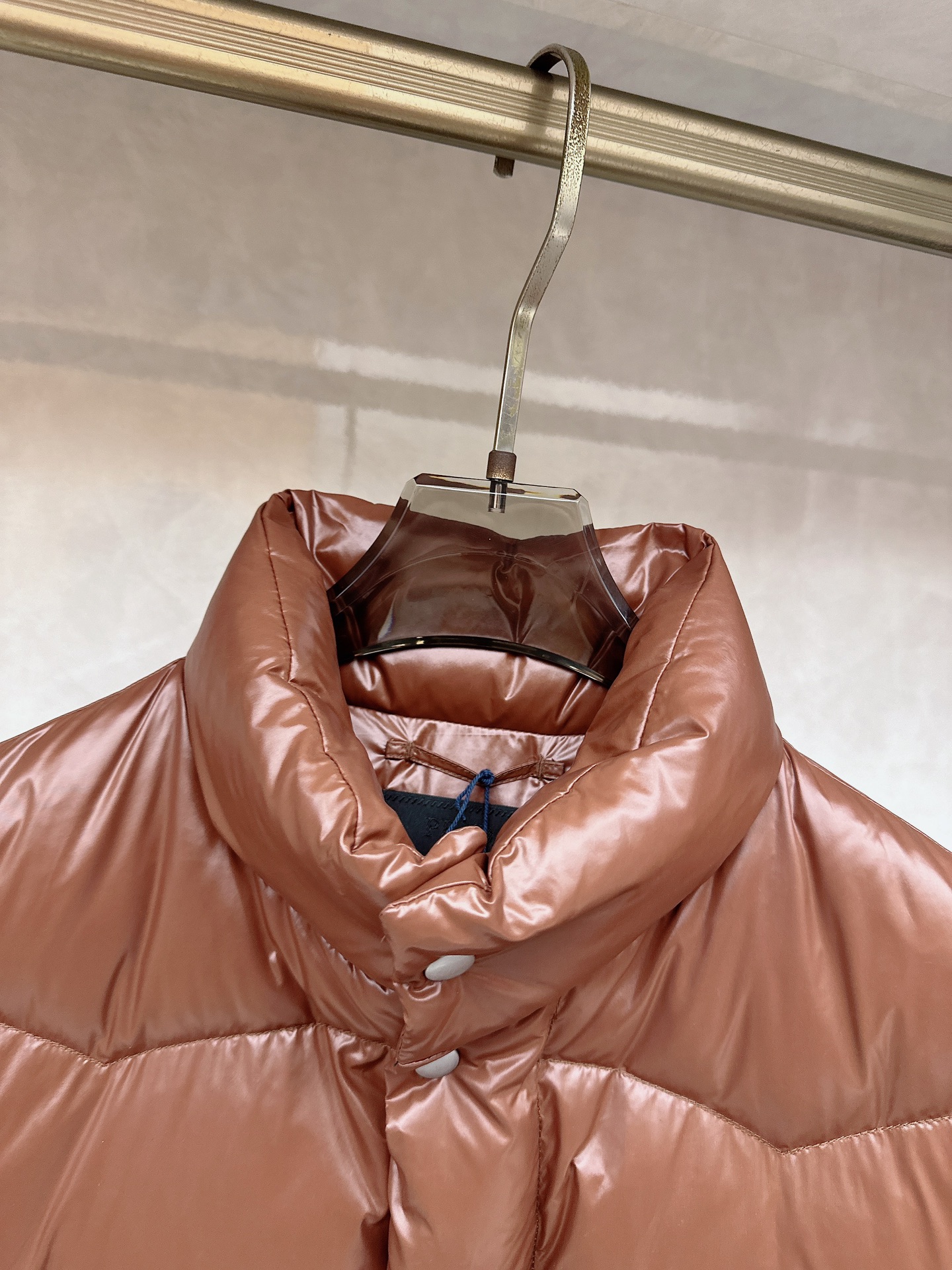 普拉达 Prada 25秋冬新品发布，啪嗒新款羽绒马甲出货，原版购入，全部面料及辅料原版订制，所有细节完