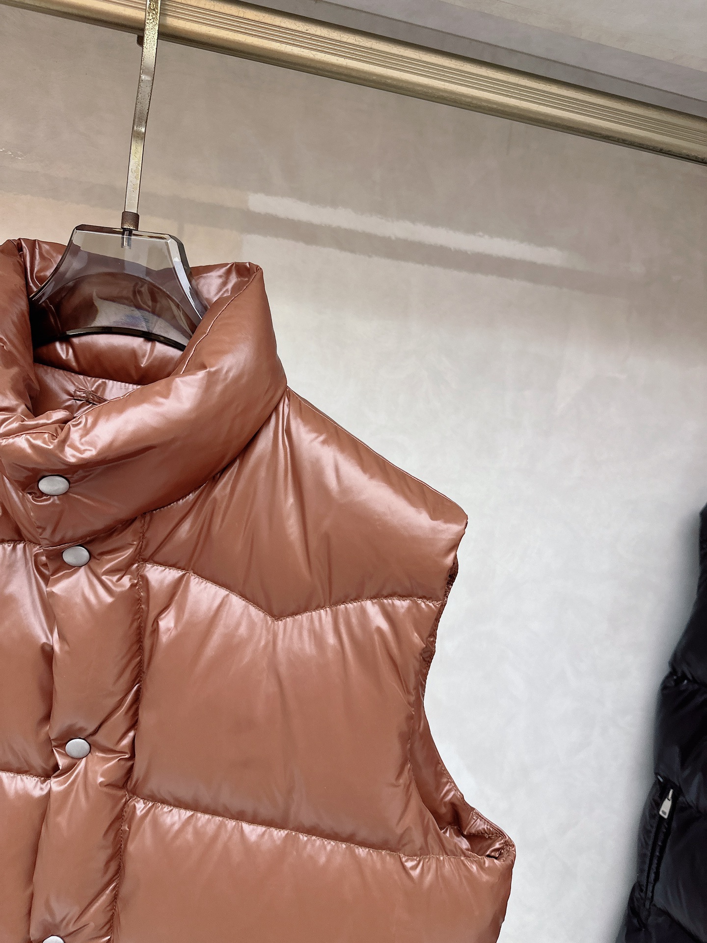 普拉达 Prada 25秋冬新品发布，啪嗒新款羽绒马甲出货，原版购入，全部面料及辅料原版订制，所有细节完