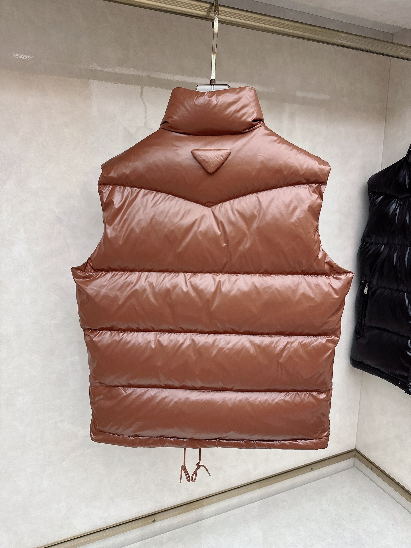 普拉达 Prada 25秋冬新品发布，啪嗒新款羽绒马甲出货，原版购入，全部面料及辅料原版订制，所有细节完