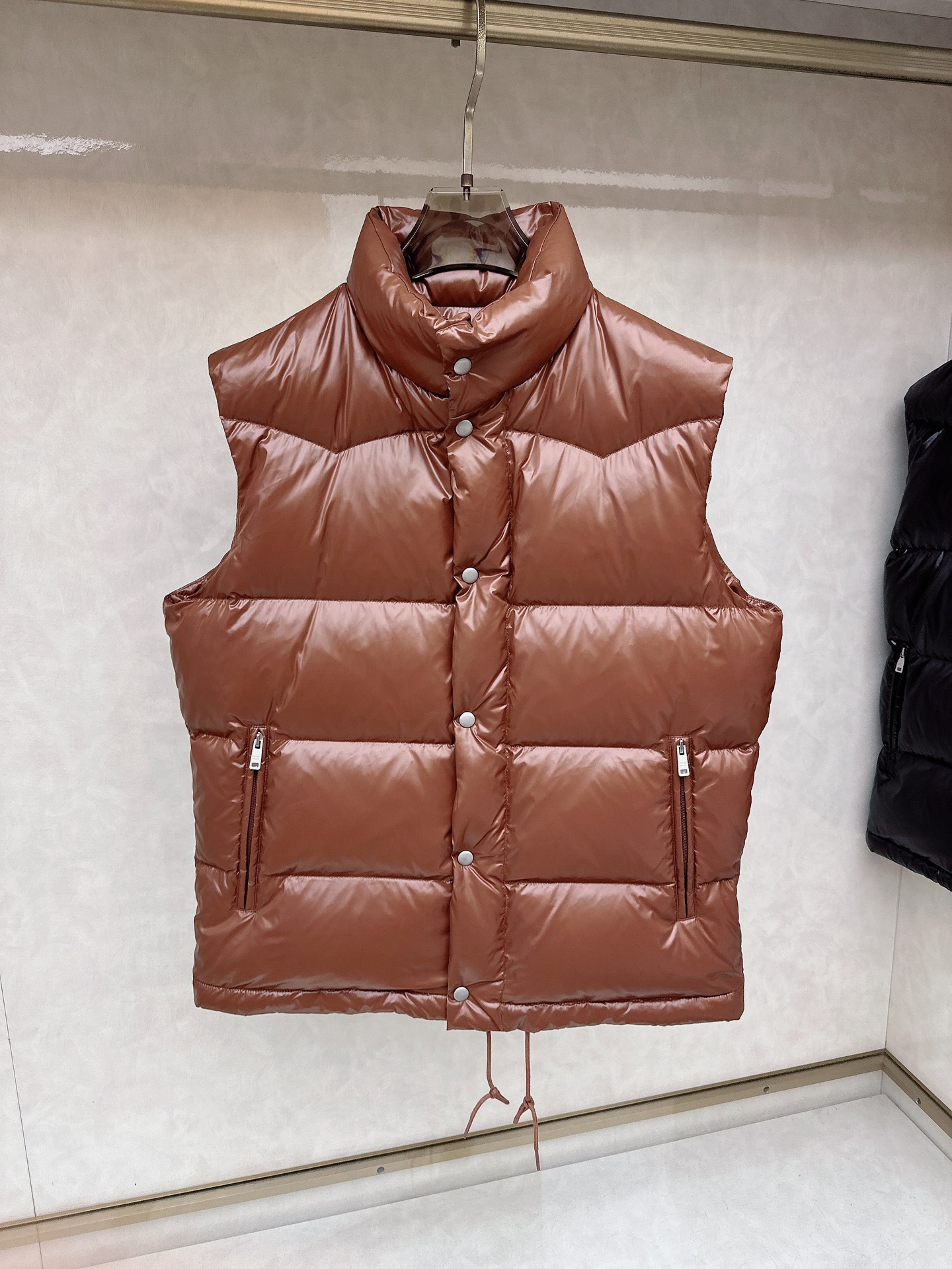 普拉达 Prada 25秋冬新品发布，啪嗒新款羽绒马甲出货，原版购入，全部面料及辅料原版订制，所有细节完