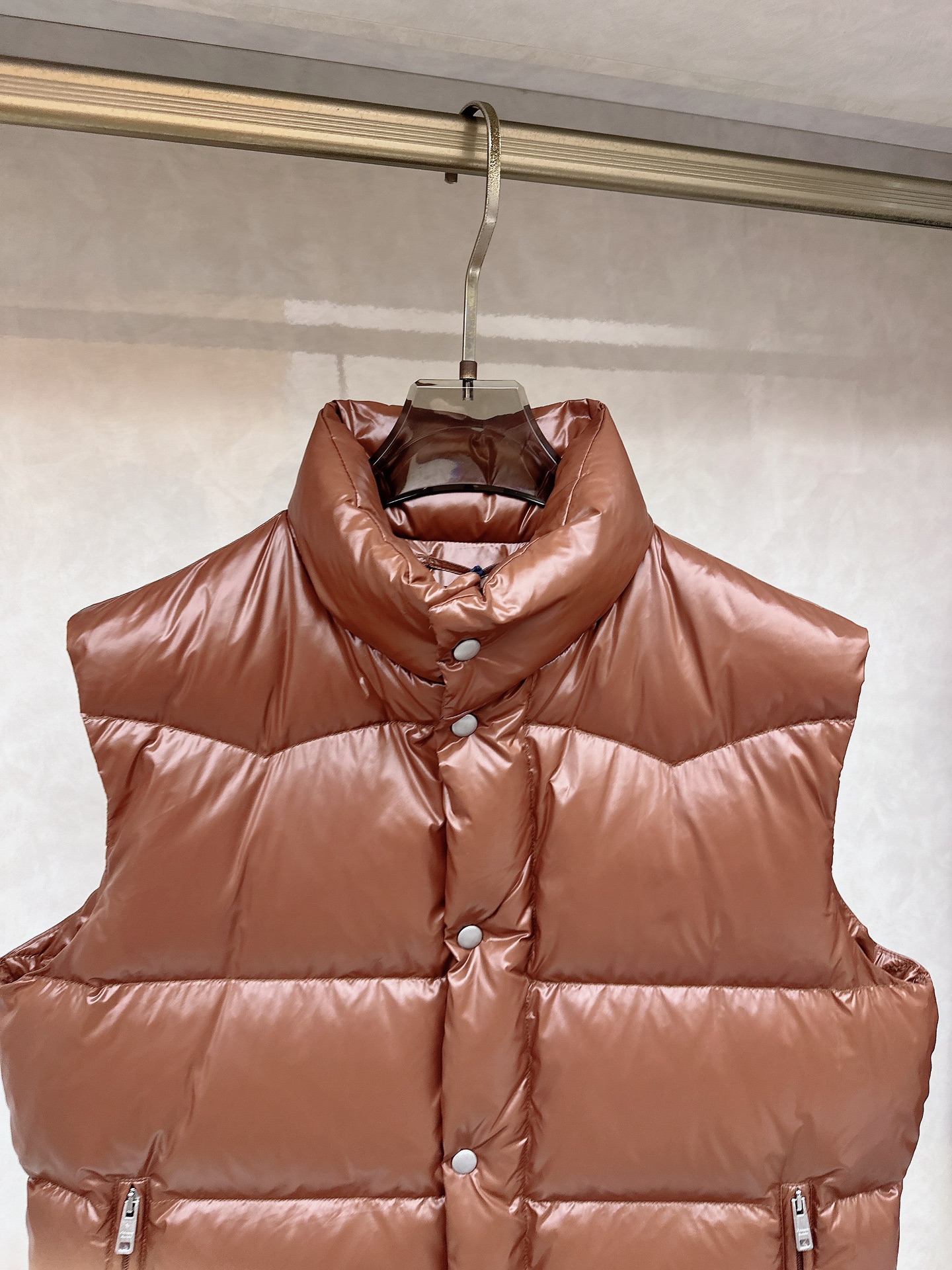 普拉达 Prada 25秋冬新品发布，啪嗒新款羽绒马甲出货，原版购入，全部面料及辅料原版订制，所有细节完