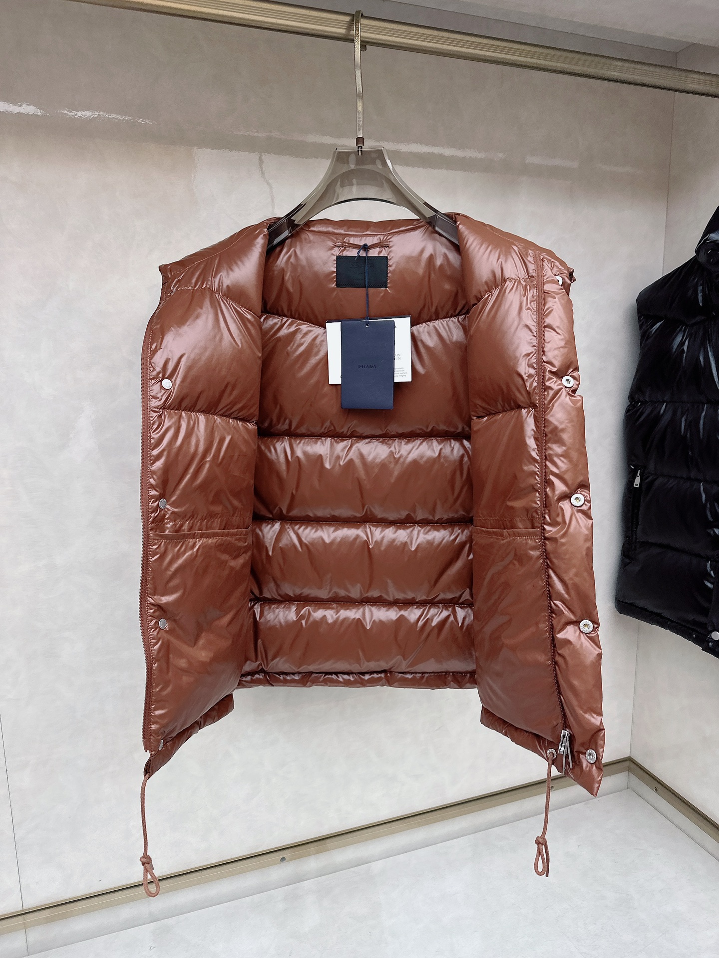 普拉达 Prada 25秋冬新品发布，啪嗒新款羽绒马甲出货，原版购入，全部面料及辅料原版订制，所有细节完