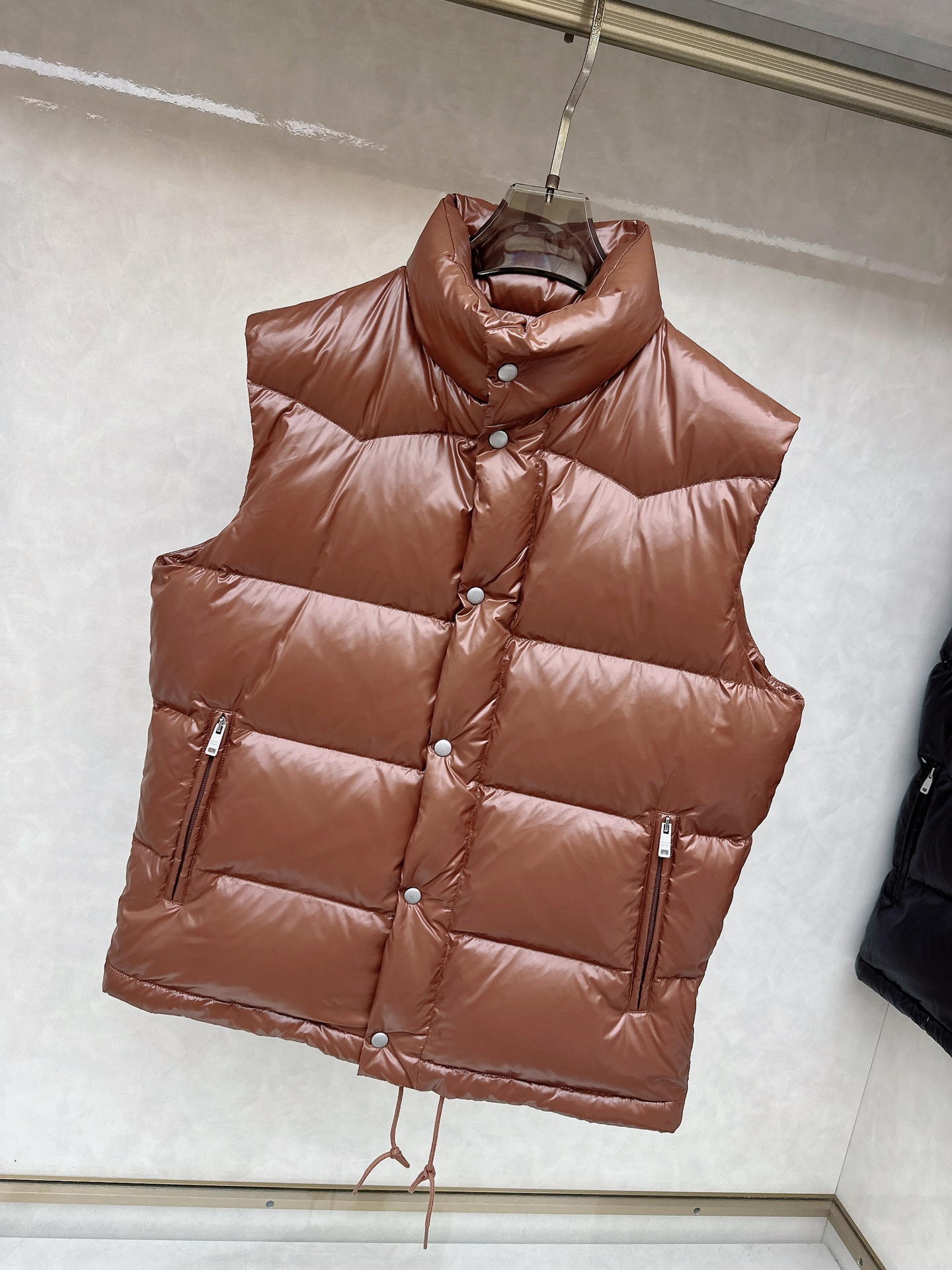 普拉达 Prada 25秋冬新品发布，啪嗒新款羽绒马甲出货，原版购入，全部面料及辅料原版订制，所有细节完