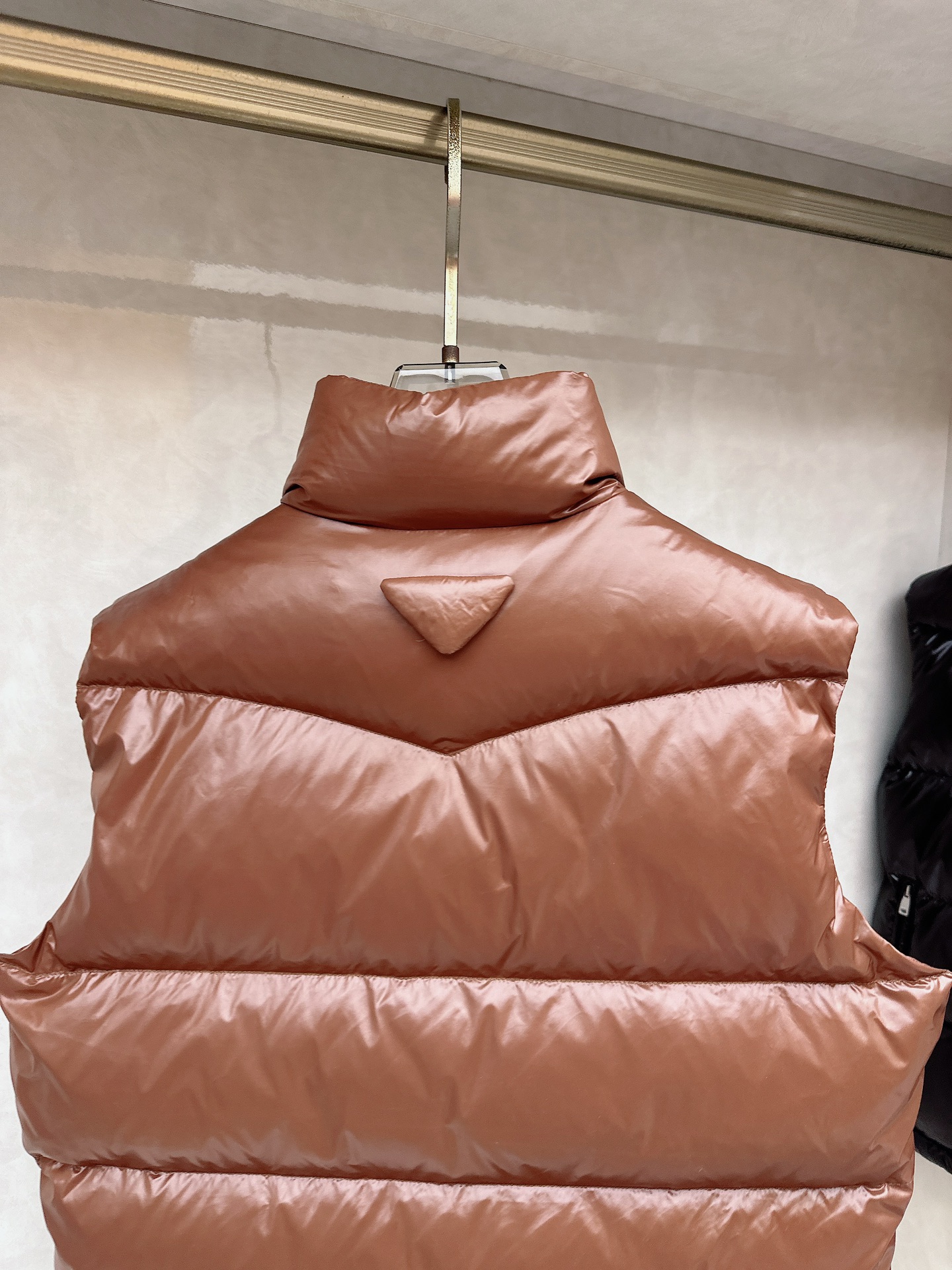 普拉达 Prada 25秋冬新品发布，啪嗒新款羽绒马甲出货，原版购入，全部面料及辅料原版订制，所有细节完