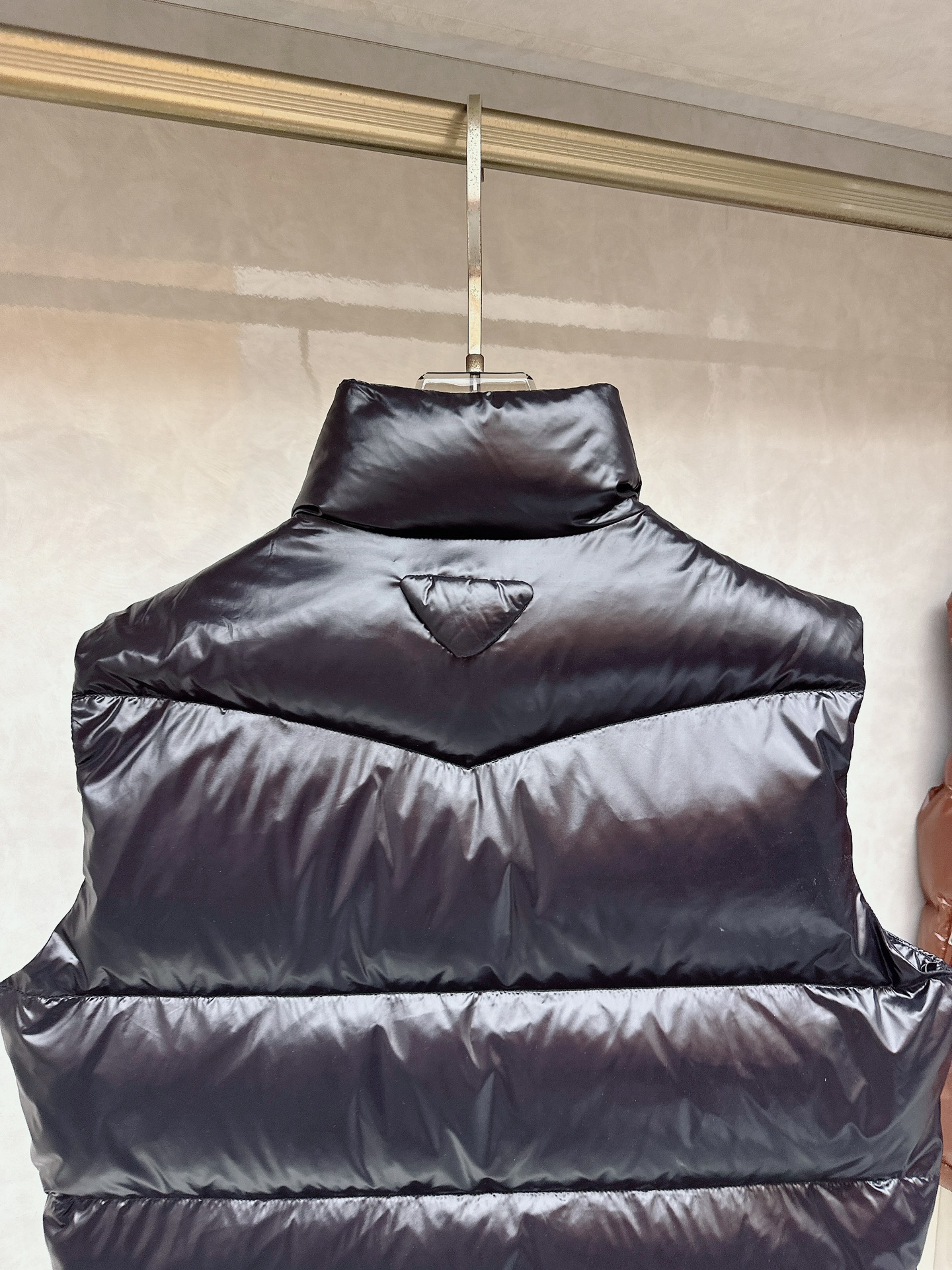 普拉达 Prada 25秋冬新品发布，啪嗒新款羽绒马甲出货，原版购入，全部面料及辅料原版订制，所有细节完