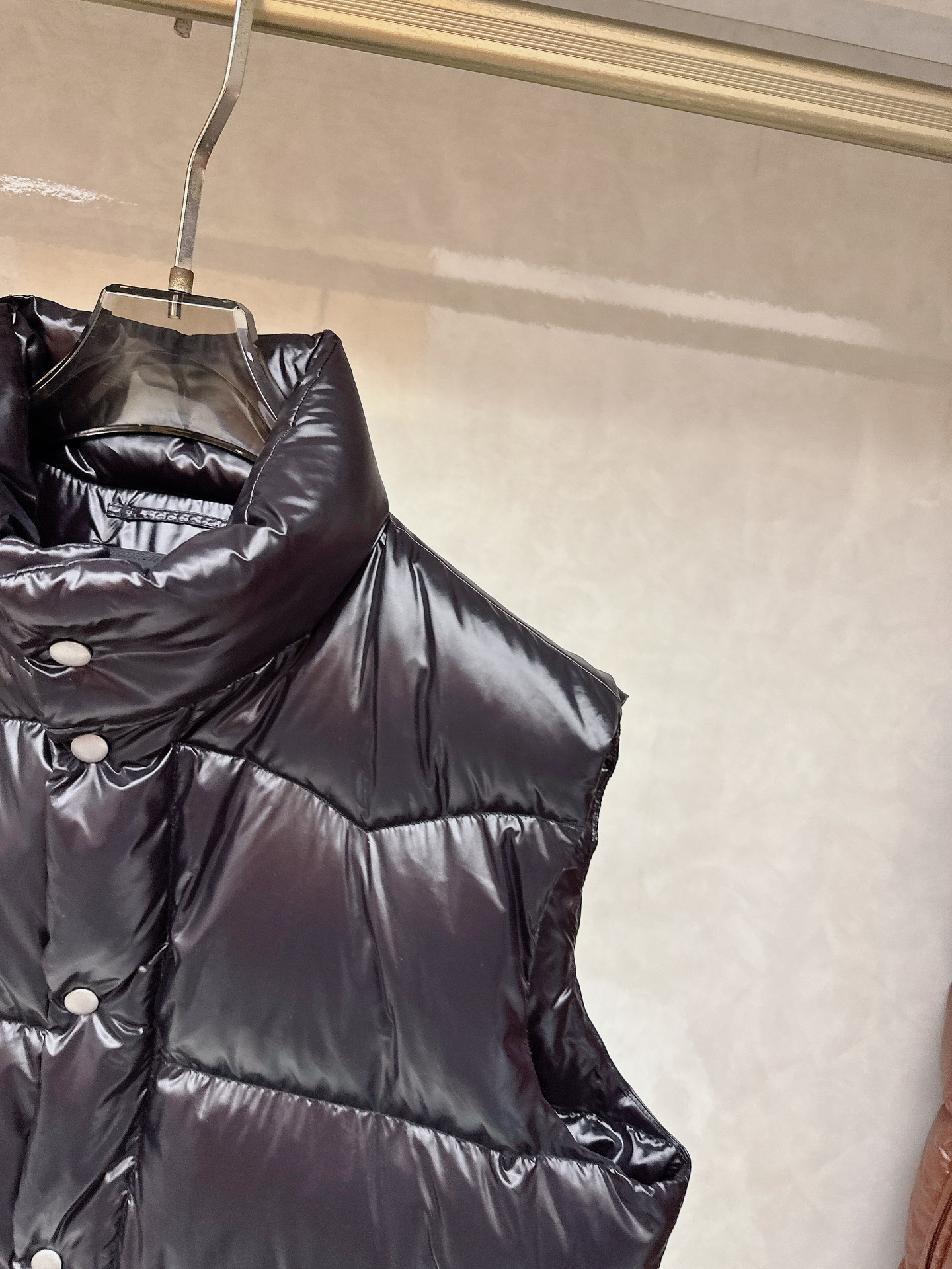 普拉达 Prada 25秋冬新品发布，啪嗒新款羽绒马甲出货，原版购入，全部面料及辅料原版订制，所有细节完