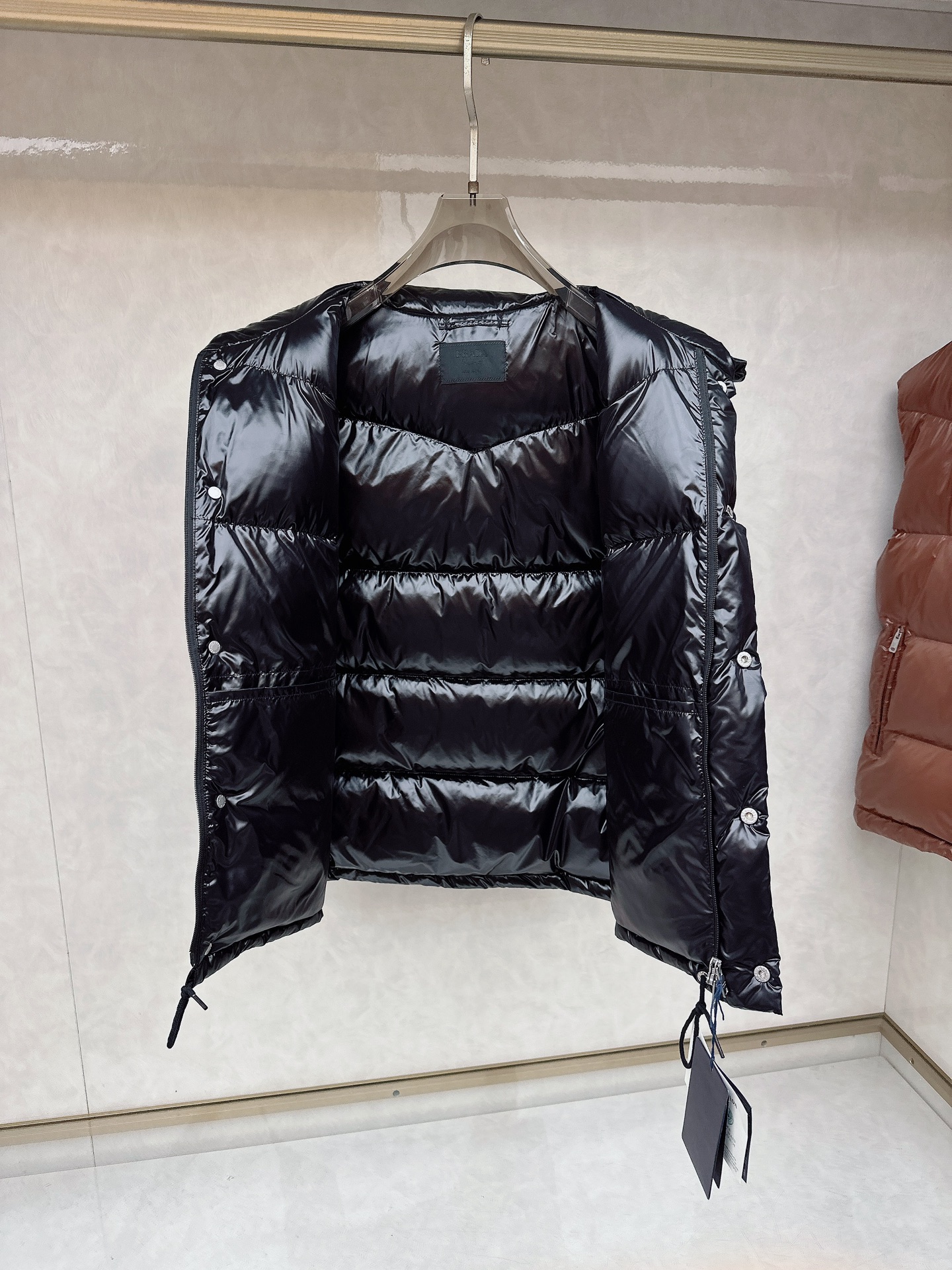 普拉达 Prada 25秋冬新品发布，啪嗒新款羽绒马甲出货，原版购入，全部面料及辅料原版订制，所有细节完