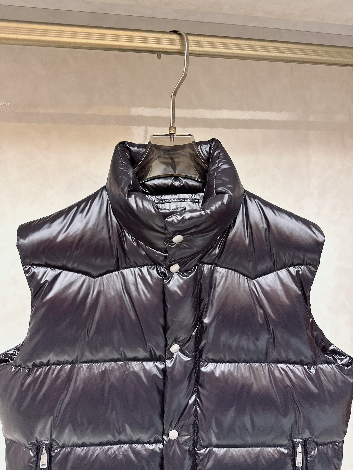 普拉达 Prada 25秋冬新品发布，啪嗒新款羽绒马甲出货，原版购入，全部面料及辅料原版订制，所有细节完