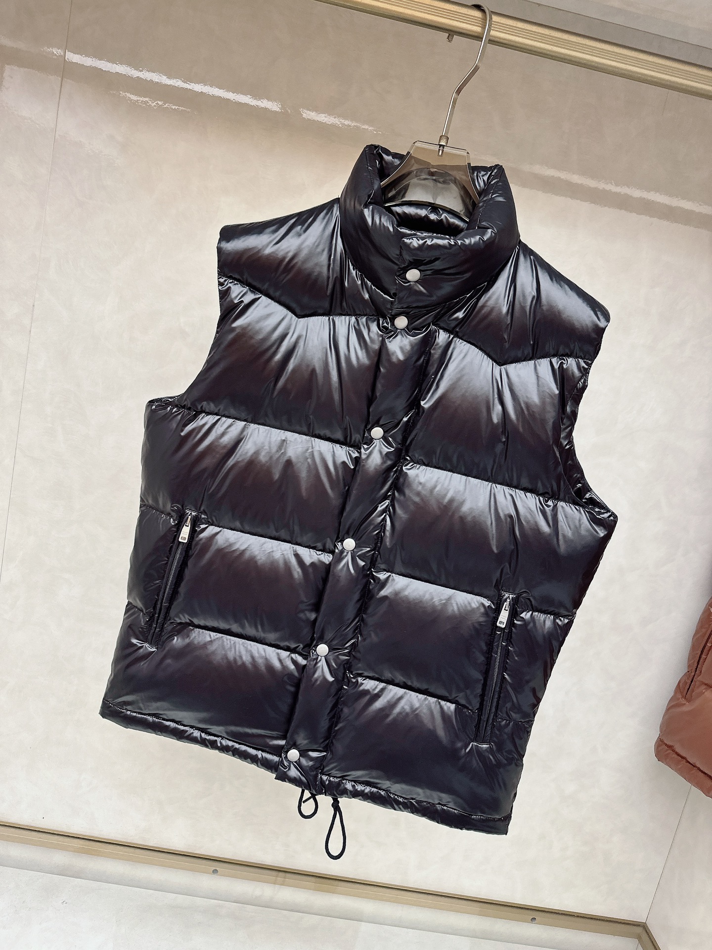 普拉达 Prada 25秋冬新品发布，啪嗒新款羽绒马甲出货，原版购入，全部面料及辅料原版订制，所有细节完