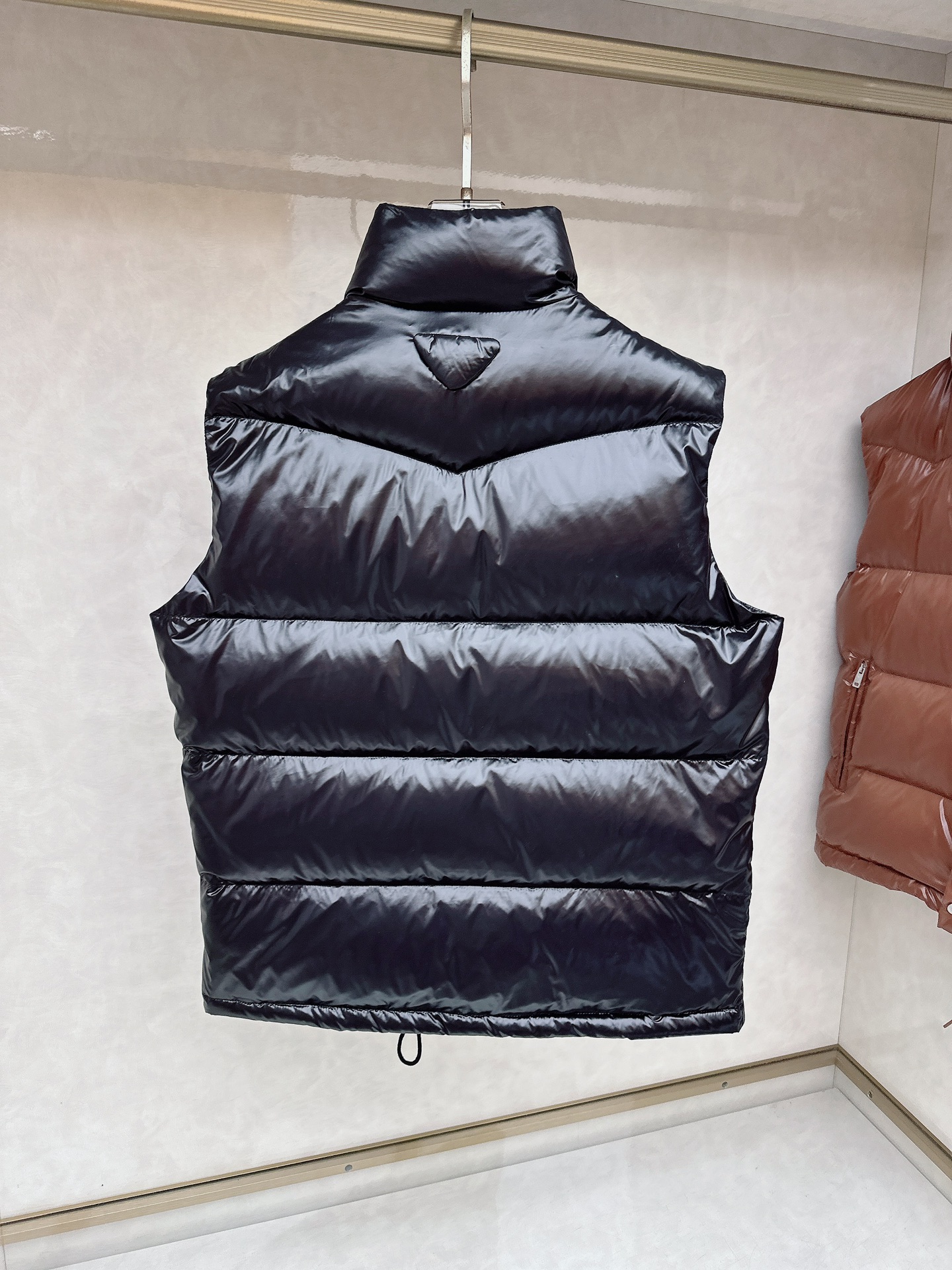 普拉达 Prada 25秋冬新品发布，啪嗒新款羽绒马甲出货，原版购入，全部面料及辅料原版订制，所有细节完