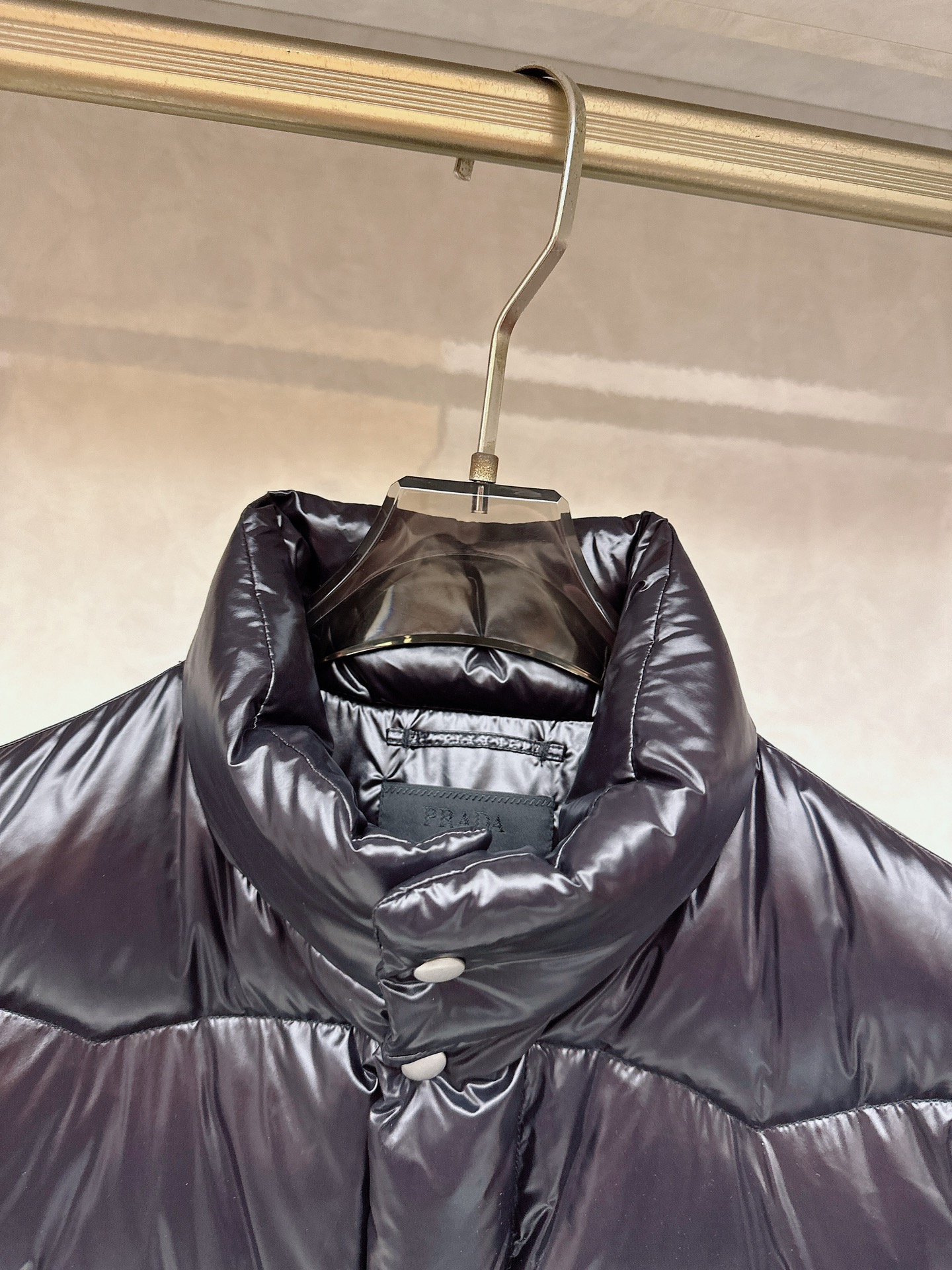 普拉达 Prada 25秋冬新品发布，啪嗒新款羽绒马甲出货，原版购入，全部面料及辅料原版订制，所有细节完