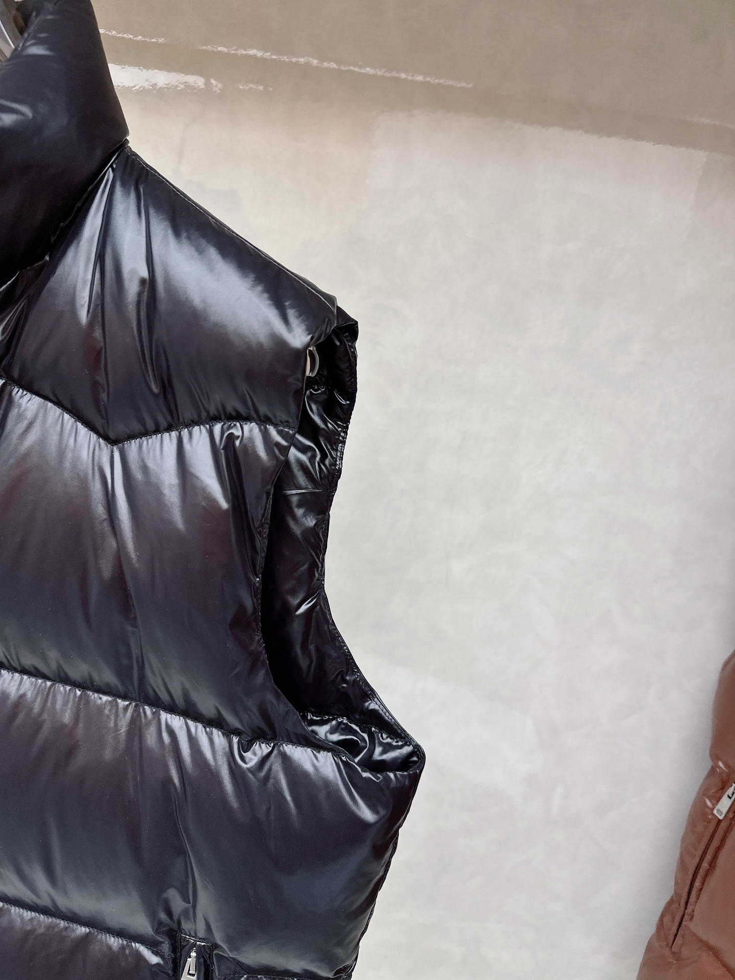 普拉达 Prada 25秋冬新品发布，啪嗒新款羽绒马甲出货，原版购入，全部面料及辅料原版订制，所有细节完