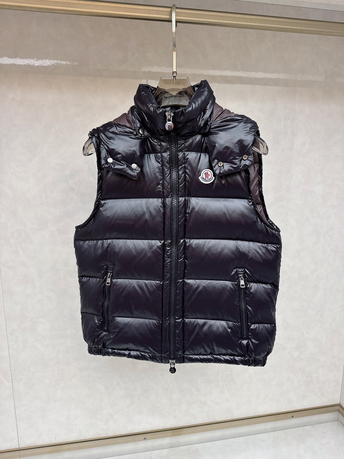 NO:661188,Special down Moncler Bormes (trading company channel order) men's hooded down vest. The hood is removable. Variable stand-up collar vest. No matter the fabric/no hardware/produced by channel order. Feel the quality for yourself. Bormes men's vest is classic and timeless, with colors and details reminiscent of the Paninari trend in the 1980s. Product details Bormes down vest is made of iconic glossy nylon  Made of laqué fabric, classic checkered quilting with excellent thermal protection performance. Two-way zipper closure design, with Moncler logo-shaped zipper puller. Details Made of nylon laqué fabric Nylon laqué lining Filled with down Detachable and adjustable hood Collar with snap buttons Zipper closure Zipper pockets Size1-6,,down jacket,hats, 19860909特级羽绒Moncler Bormes(贸易公司渠道订单)男士连帽羽绒马甲.连帽可脱卸.可变立领马甲.不讲面料/不讲五金了/渠道订单出品.品质拿到自行感受下. Bormes男士马甲经典而隽永,色彩和细节让人联想到80年代的Paninari风潮. 商品详情 Bormes羽绒马甲采用标志性的光泽nylon laqué面料制成,经典方格块绗缝具有出色保暖防护性能.双向拉链开合设计,搭配Moncler标识造型拉链头. 细节 采用nylon laqué面料制成 Nylon laqué衬里 填充羽绒 可拆卸可调节兜帽 衣领设有按扣 拉链开合 拉链口袋 Size1-6,,down jacket,hats, ,Men's clothing