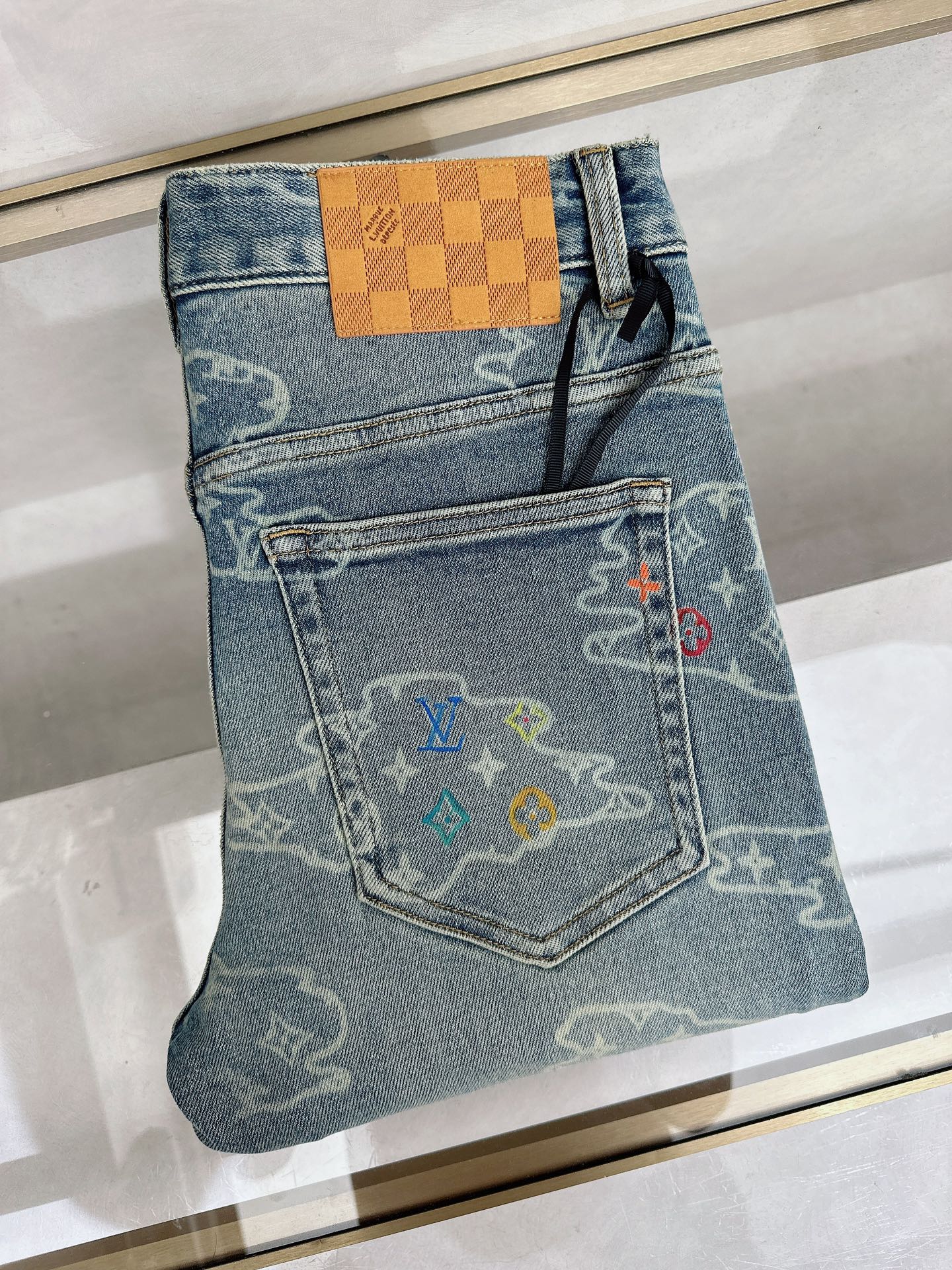 NO:661103,LV’s 2025 autumn and winter new styles are now on the market. The original hot-selling jeans are super customized, with original hardware, super heavy craftsmanship, awesome styles, and impeccable workmanship!  The style is not picky, it is very high-end, good stuff waits for no one, hurry up and get it if you like it, sizes 28-38, louis vuitton, jeans,  19860909LV 2025秋冬新款现货上市,原单爆款牛仔裤超级定制款,原版五金,超级重工工艺,版型超赞细节做工无可挑剔！款式不挑人,特别高档,好货不等人,看中赶紧下手,尺码28-38,,louis vuitton,jeans, ,Men's clothing