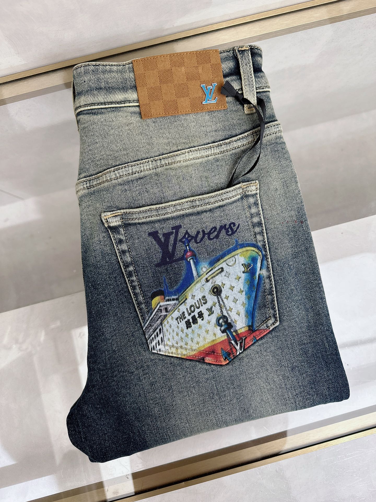 NO:661110,LV’s 2025 autumn and winter new styles are now on the market. The original hot-selling jeans are super customized, with original hardware, super heavy craftsmanship, awesome styles, and impeccable workmanship!  The style is not picky, it is very high-end, good stuff waits for no one, hurry up and get it if you like it, sizes 28-38, louis vuitton, jeans,  19860909LV 2025秋冬新款现货上市,原单爆款牛仔裤超级定制款,原版五金,超级重工工艺,版型超赞细节做工无可挑剔！款式不挑人,特别高档,好货不等人,看中赶紧下手,尺码28-38,,louis vuitton,jeans, ,Men's clothing