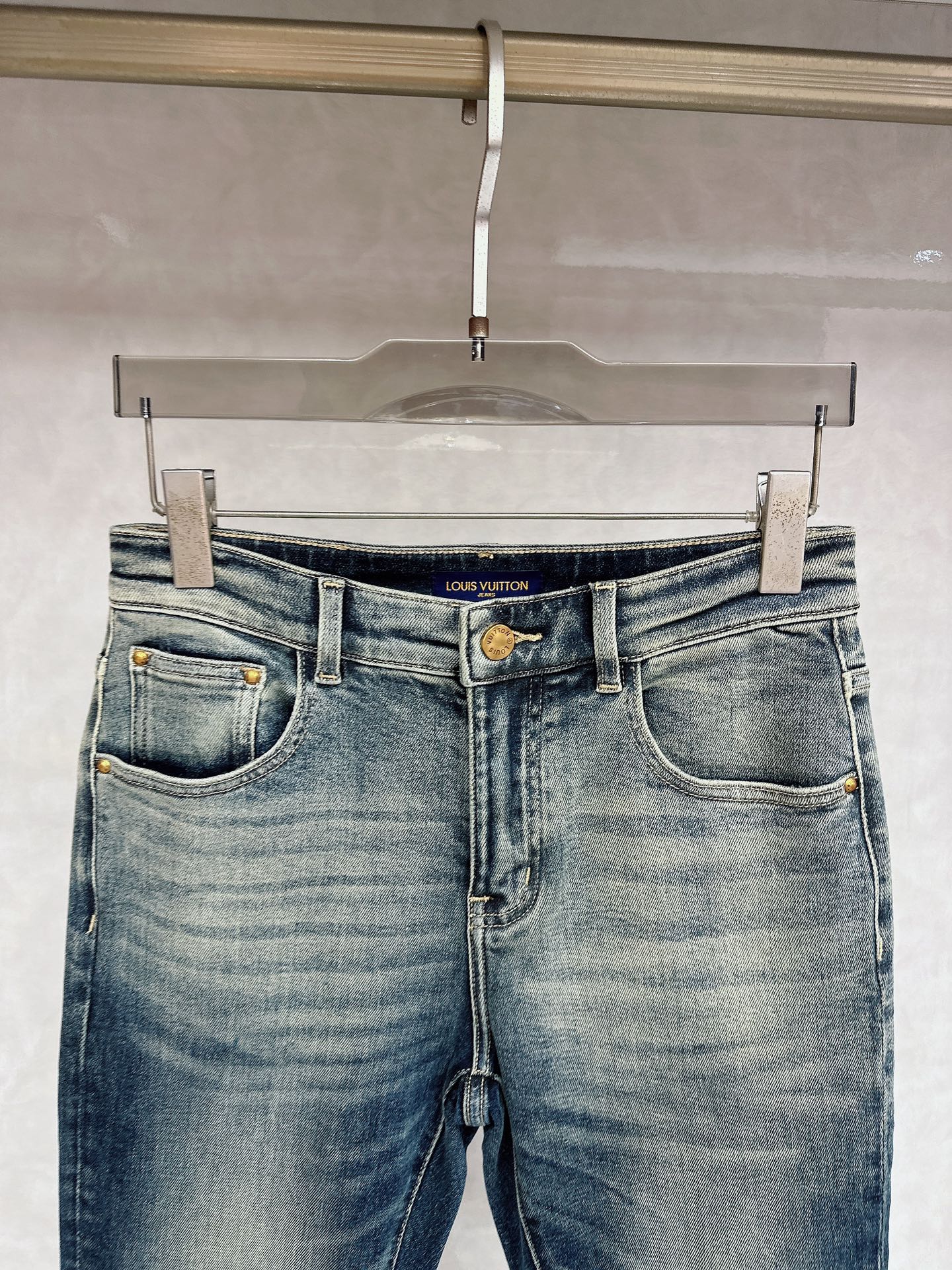 LV 2025秋冬🔥🔥新款现货上市，原单爆款牛仔裤👖超级定制款，原版五金，超级重工工艺，版型超赞👍细节做