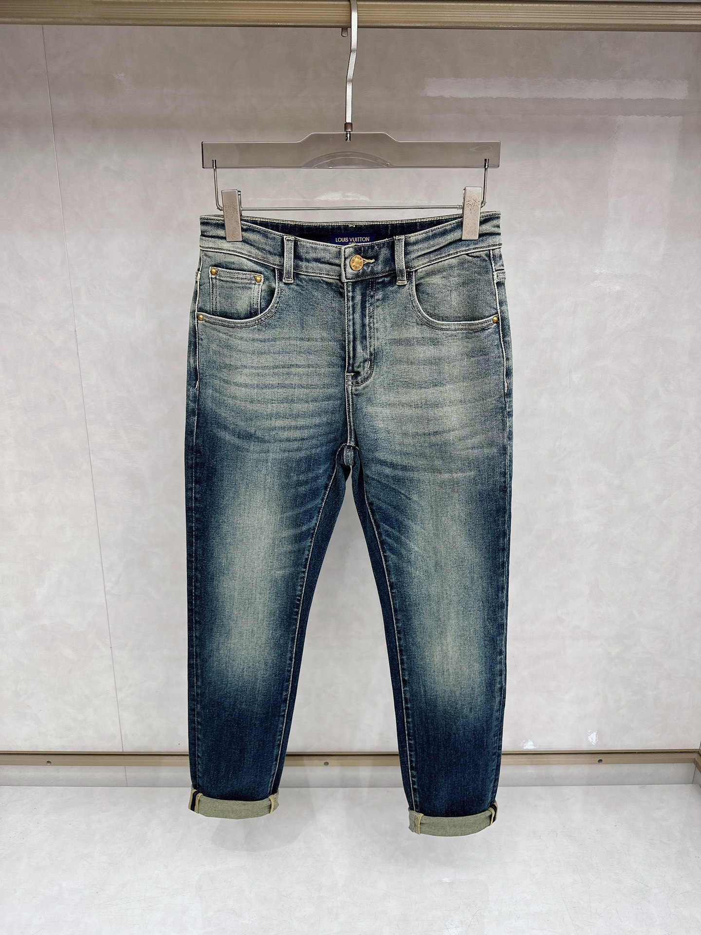 LV 2025秋冬🔥🔥新款现货上市，原单爆款牛仔裤👖超级定制款，原版五金，超级重工工艺，版型超赞👍细节做