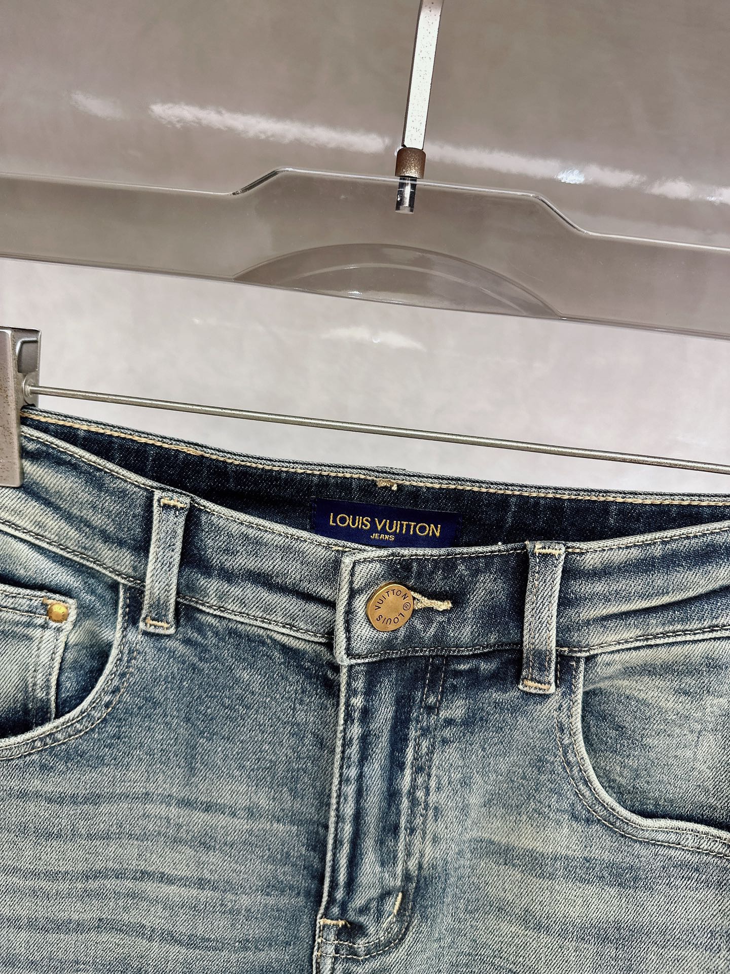 LV 2025秋冬🔥🔥新款现货上市，原单爆款牛仔裤👖超级定制款，原版五金，超级重工工艺，版型超赞👍细节做