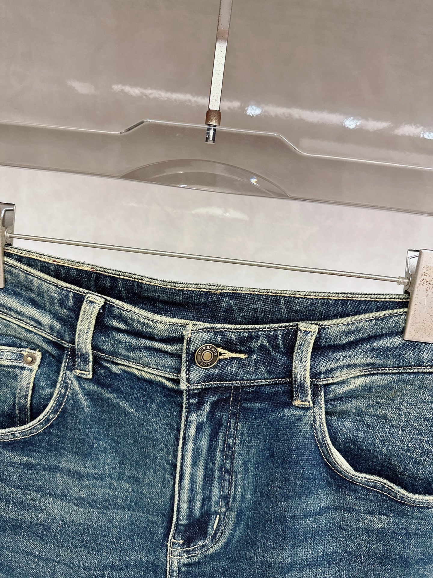 巴宝莉 2025秋冬🔥🔥新款现货上市，原单爆款牛仔裤👖超级定制款，原版五金，超级重工工艺，版型超赞👍细节