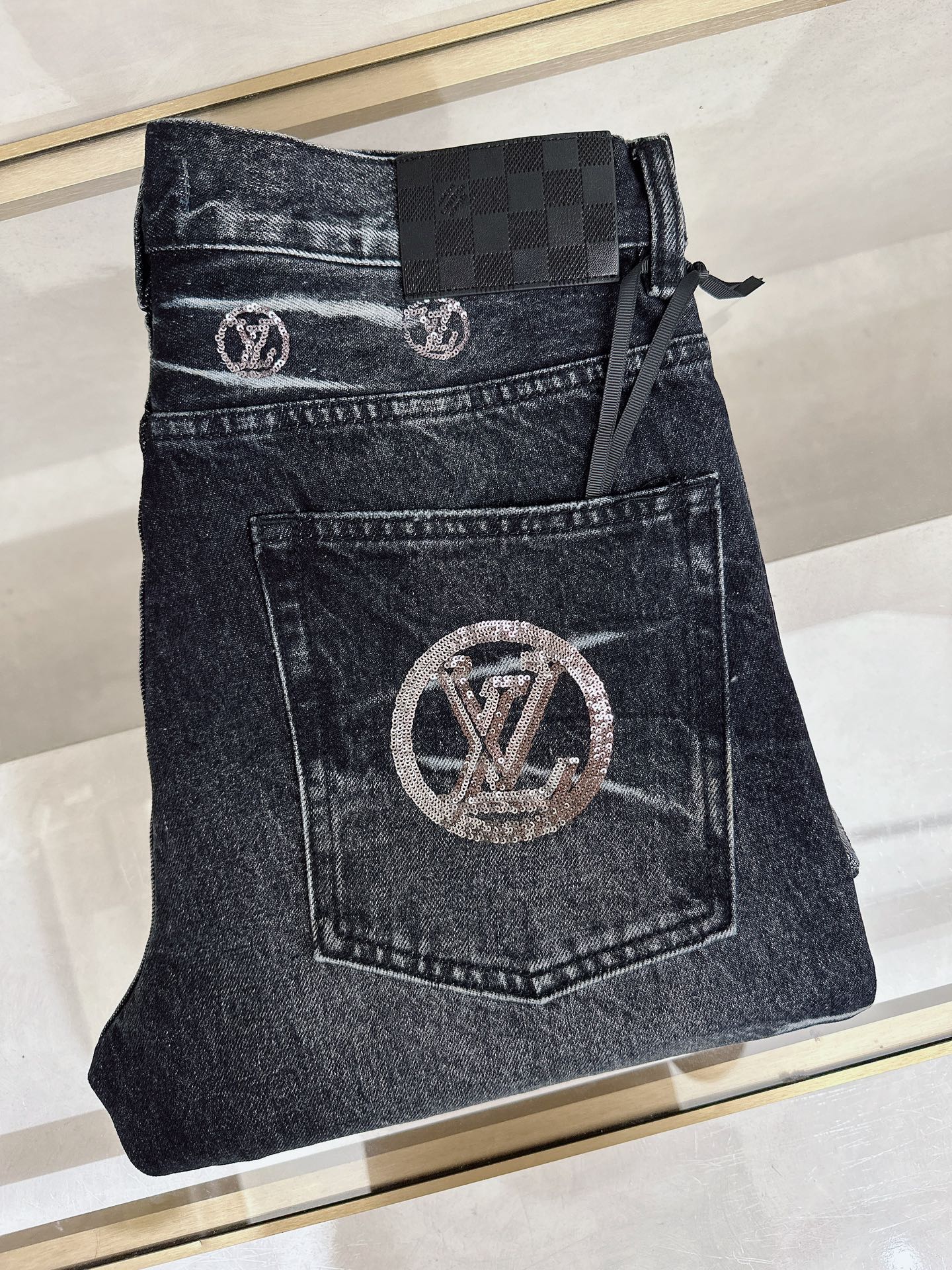 NO:661123,LV’s 2025 autumn and winter new styles are now on the market. The original hot-selling jeans are super customized, with original hardware, super heavy craftsmanship, awesome styles, and impeccable workmanship!  The style is not picky, it is very high-end, good stuff waits for no one, hurry up and get it if you like it, sizes 28-38, louis vuitton, jeans,  19860909LV 2025秋冬新款现货上市,原单爆款牛仔裤超级定制款,原版五金,超级重工工艺,版型超赞细节做工无可挑剔！款式不挑人,特别高档,好货不等人,看中赶紧下手,尺码28-38,,louis vuitton,jeans, ,Men's clothing