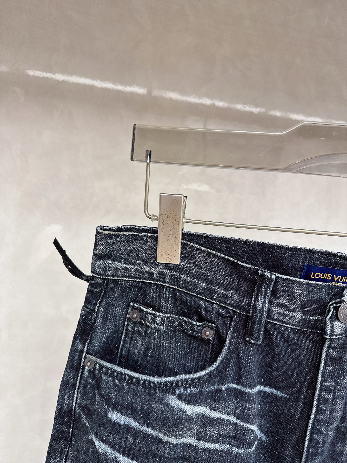 LV 2025秋冬🔥🔥新款现货上市，原单爆款牛仔裤👖超级定制款，原版五金，超级重工工艺，版型超赞👍细节做