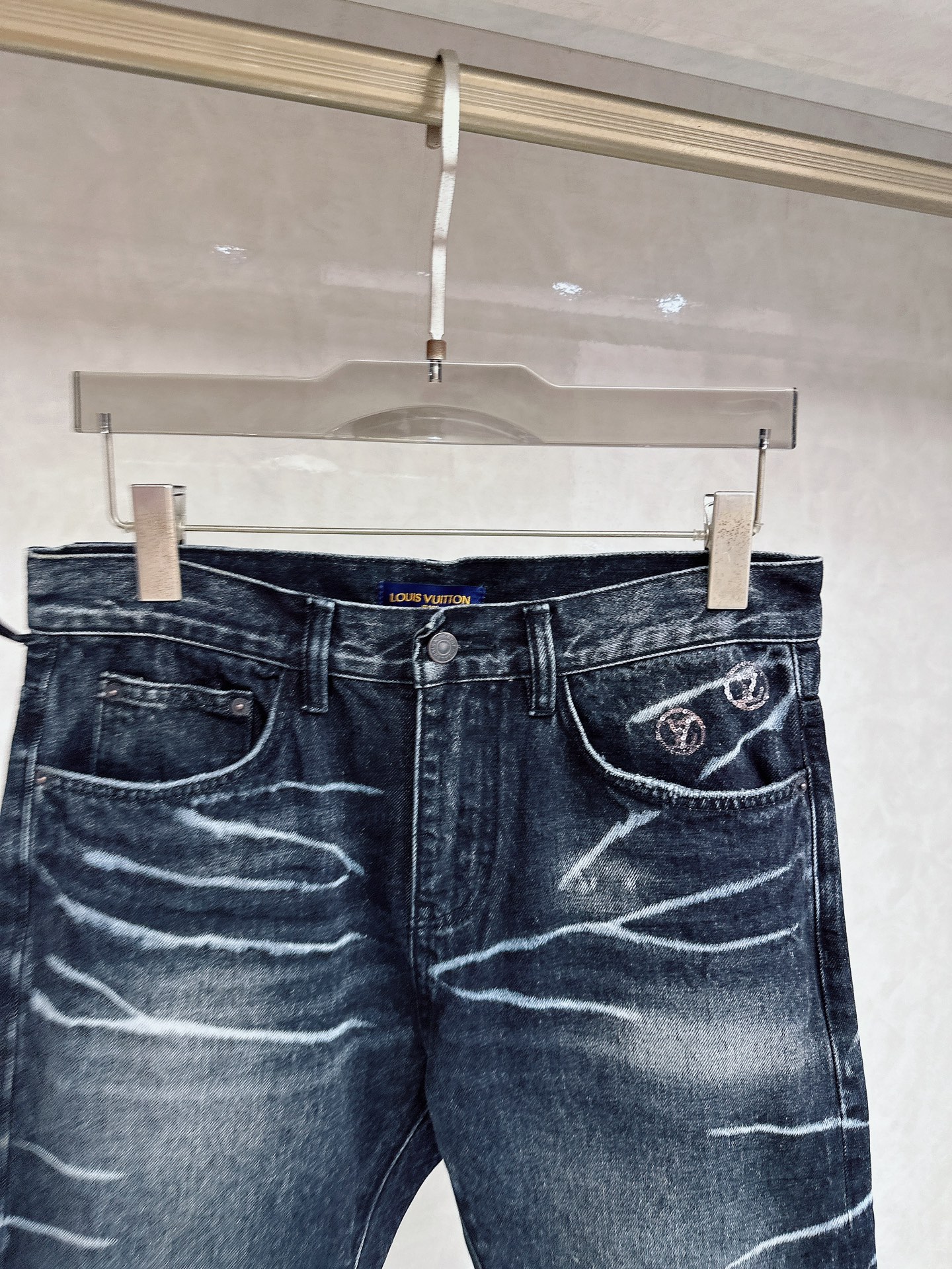 LV 2025秋冬🔥🔥新款现货上市，原单爆款牛仔裤👖超级定制款，原版五金，超级重工工艺，版型超赞👍细节做