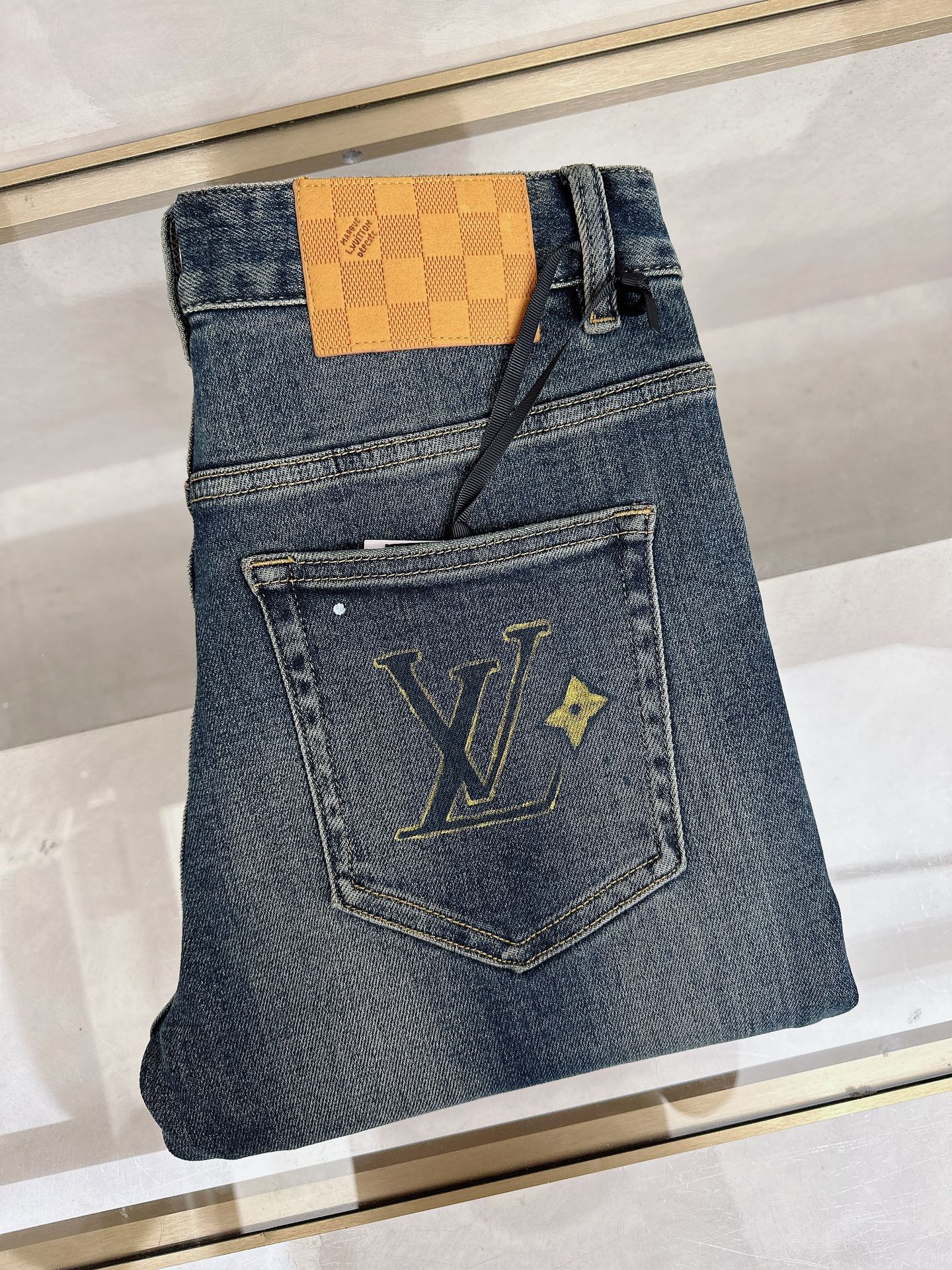 LV 2025秋冬🔥🔥新款现货上市，原单爆款牛仔裤👖超级定制款，原版五金，超级重工工艺，版型超赞👍细节做