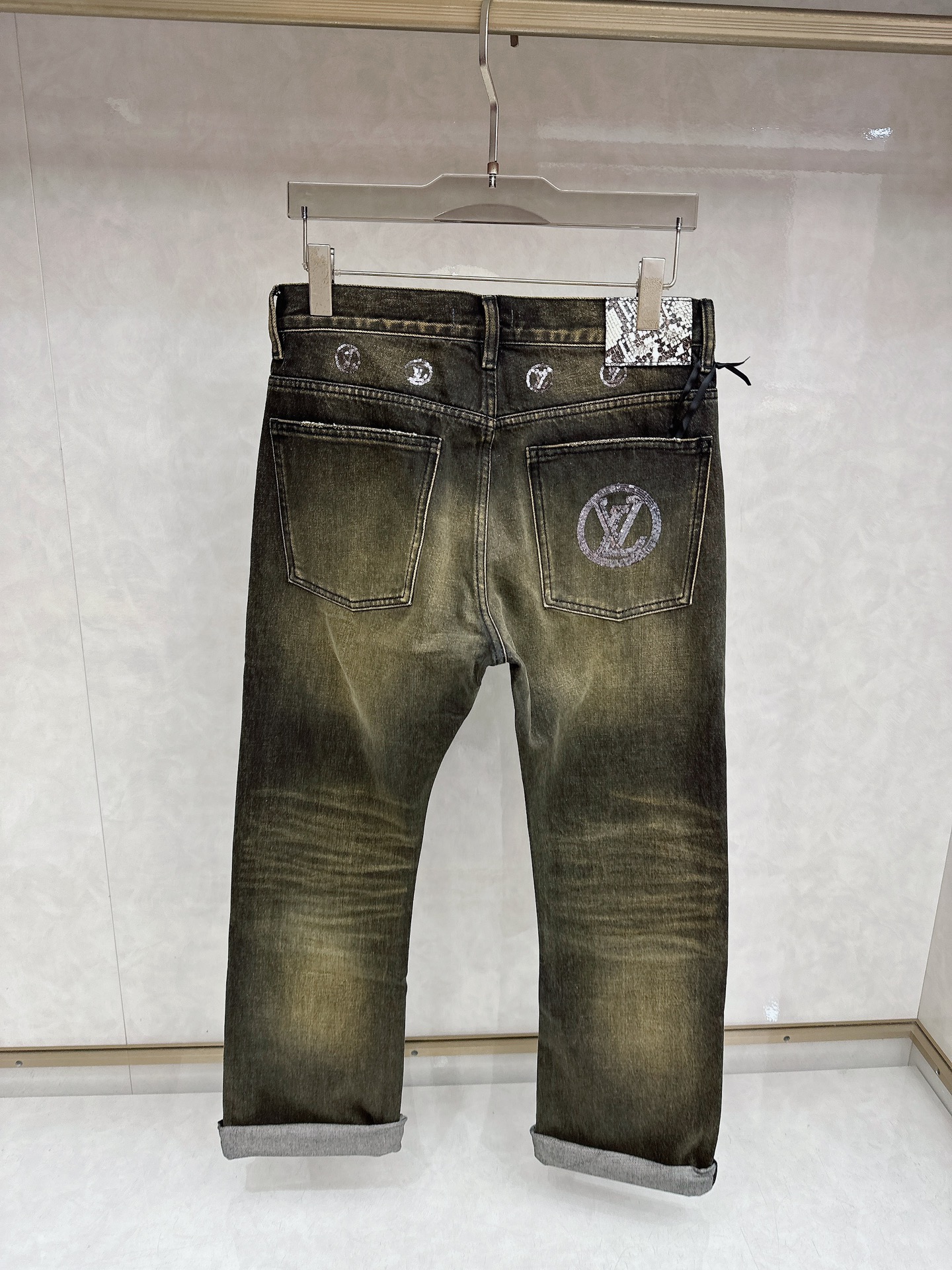 LV 2025秋冬🔥🔥新款现货上市，原单爆款牛仔裤👖超级定制款，原版五金，超级重工工艺，版型超赞👍细节做