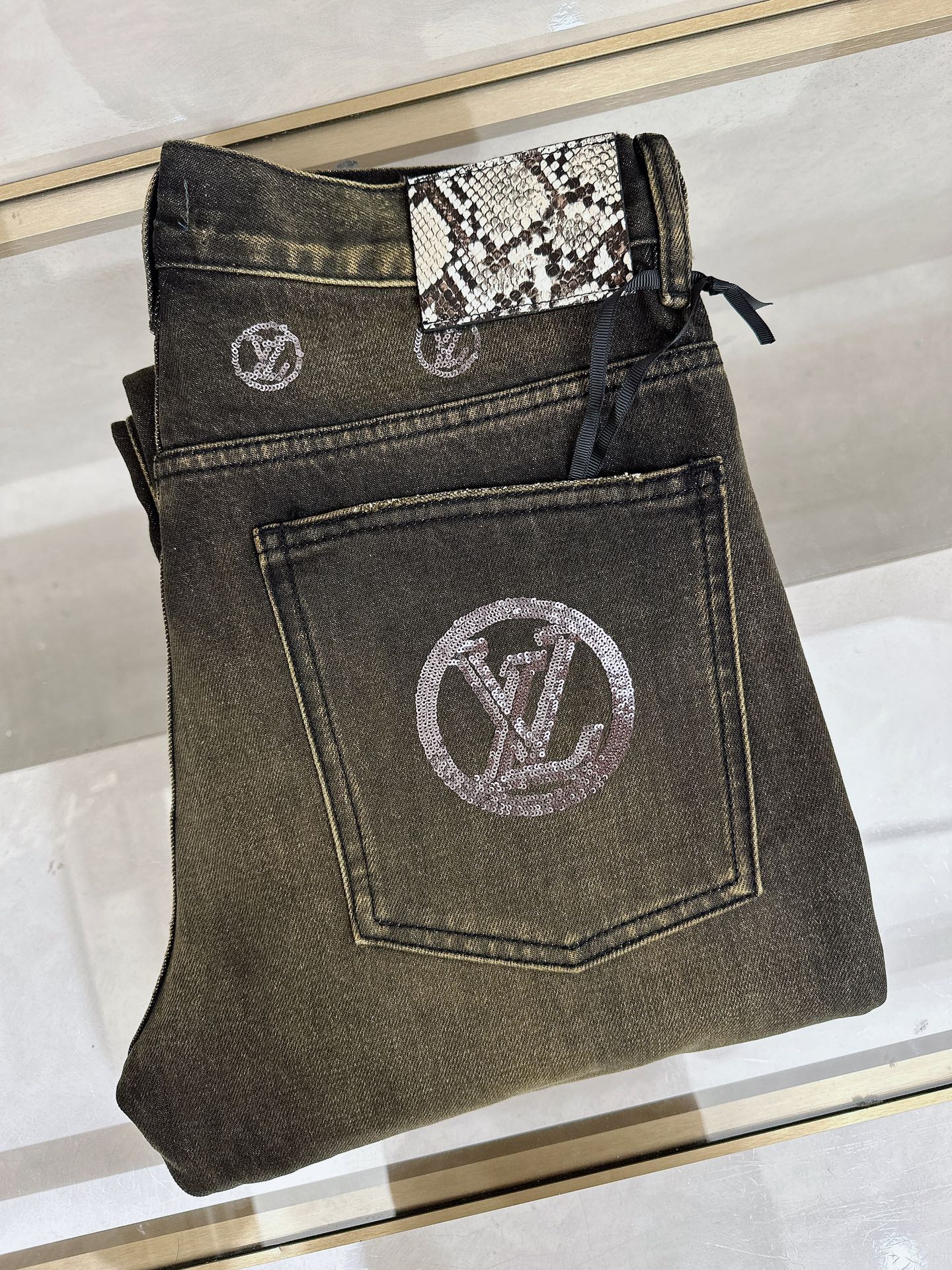 NO:661133,LV’s 2025 autumn and winter new styles are now on the market. The original hot-selling jeans are super customized, with original hardware, super heavy craftsmanship, awesome styles, and impeccable workmanship!  The style is not picky, it is very high-end, good stuff waits for no one, hurry up and get it if you like it, sizes 28-38, louis vuitton, jeans,  19860909LV 2025秋冬新款现货上市,原单爆款牛仔裤超级定制款,原版五金,超级重工工艺,版型超赞细节做工无可挑剔！款式不挑人,特别高档,好货不等人,看中赶紧下手,尺码28-38,,louis vuitton,jeans, ,Men's clothing