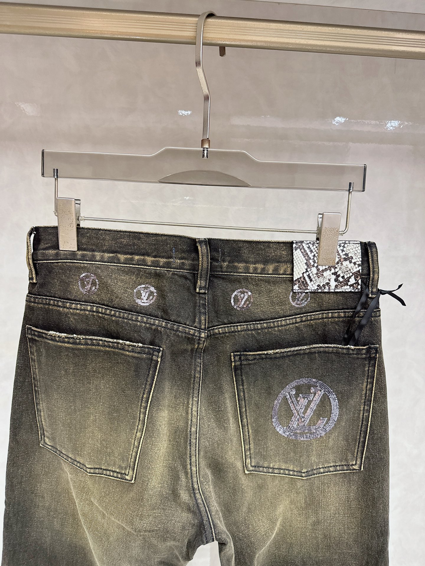 LV 2025秋冬🔥🔥新款现货上市，原单爆款牛仔裤👖超级定制款，原版五金，超级重工工艺，版型超赞👍细节做