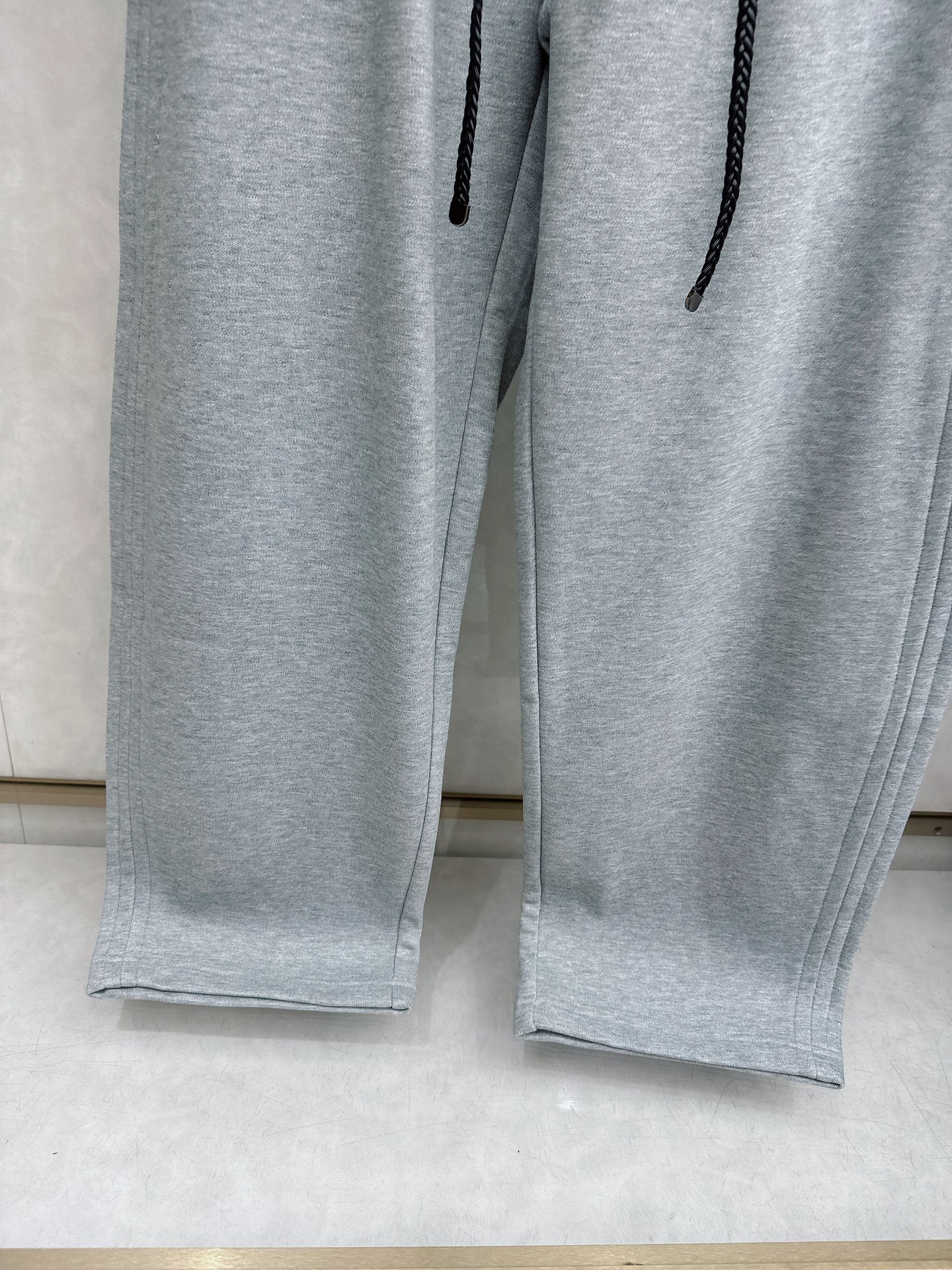 罗意威 2025新款加绒加厚长裤，香港洋行渠道货，高级优质棉质面料，绒面内里，细腻柔软程度非同一般。金属