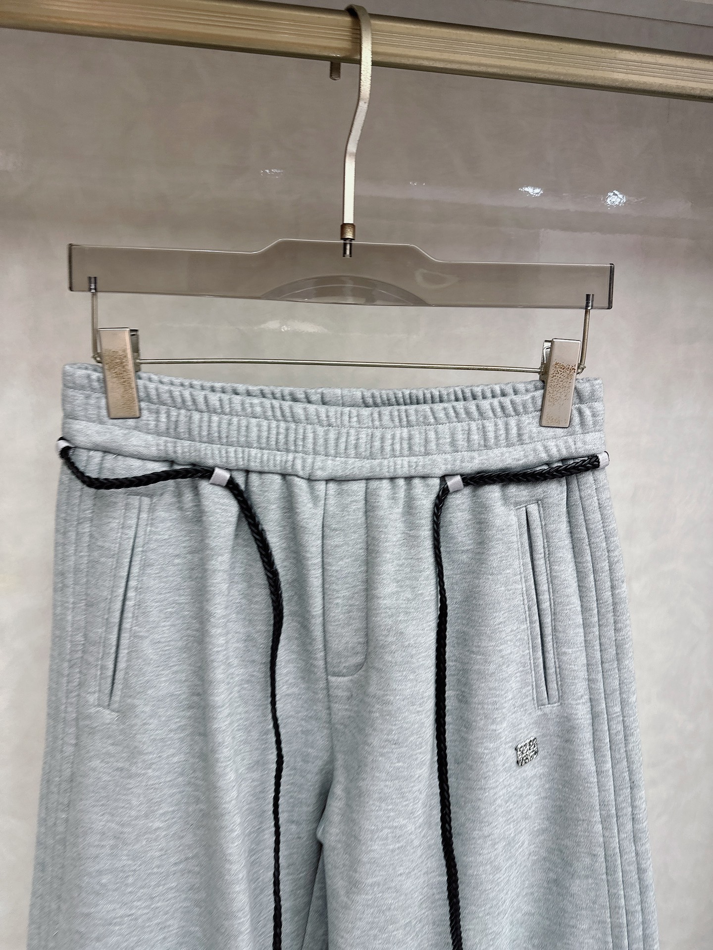 罗意威 2025新款加绒加厚长裤，香港洋行渠道货，高级优质棉质面料，绒面内里，细腻柔软程度非同一般。金属