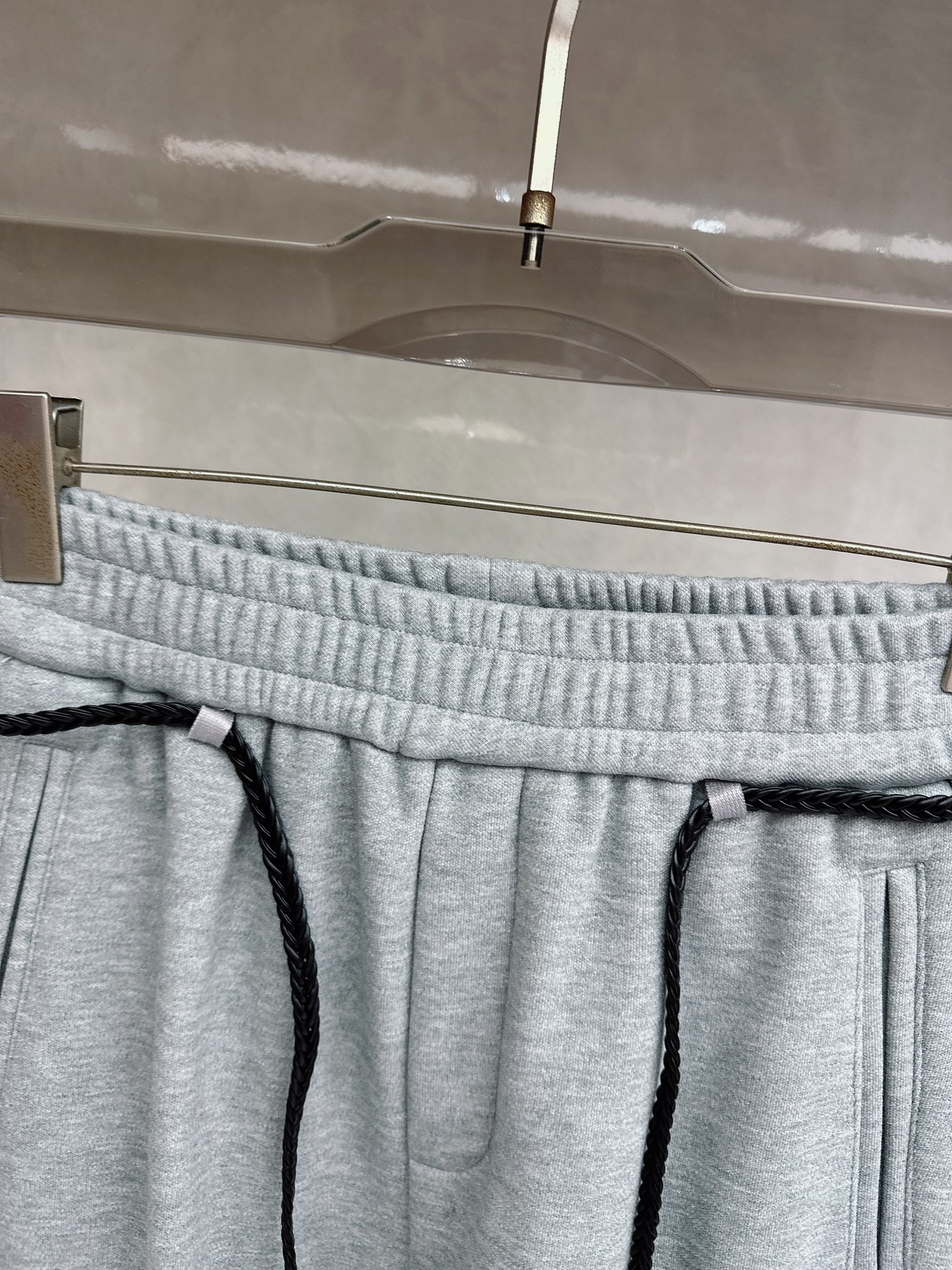 罗意威 2025新款加绒加厚长裤，香港洋行渠道货，高级优质棉质面料，绒面内里，细腻柔软程度非同一般。金属