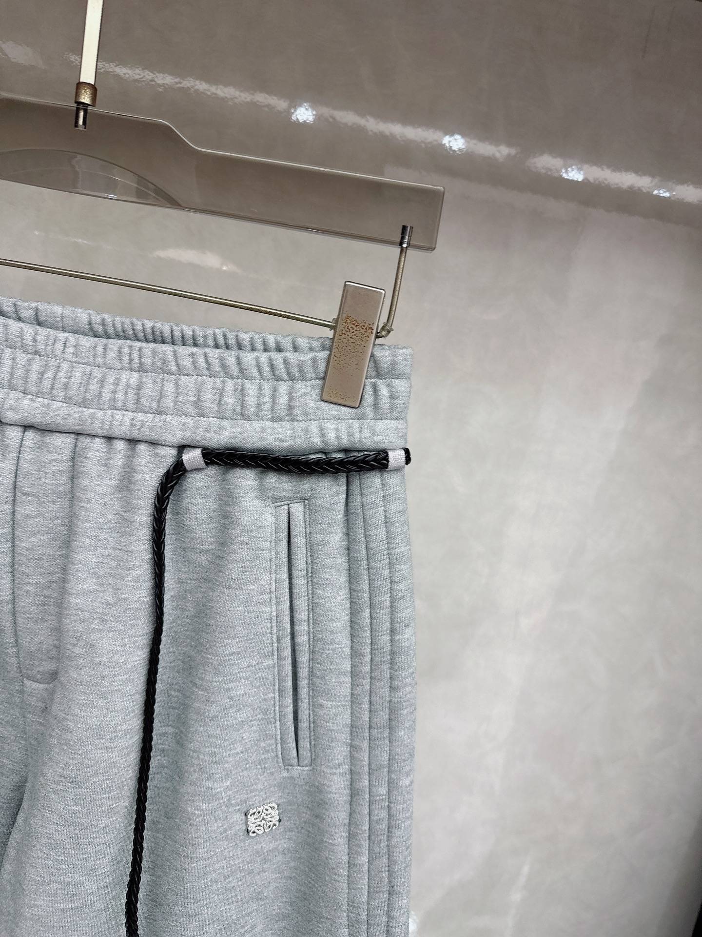 罗意威 2025新款加绒加厚长裤，香港洋行渠道货，高级优质棉质面料，绒面内里，细腻柔软程度非同一般。金属