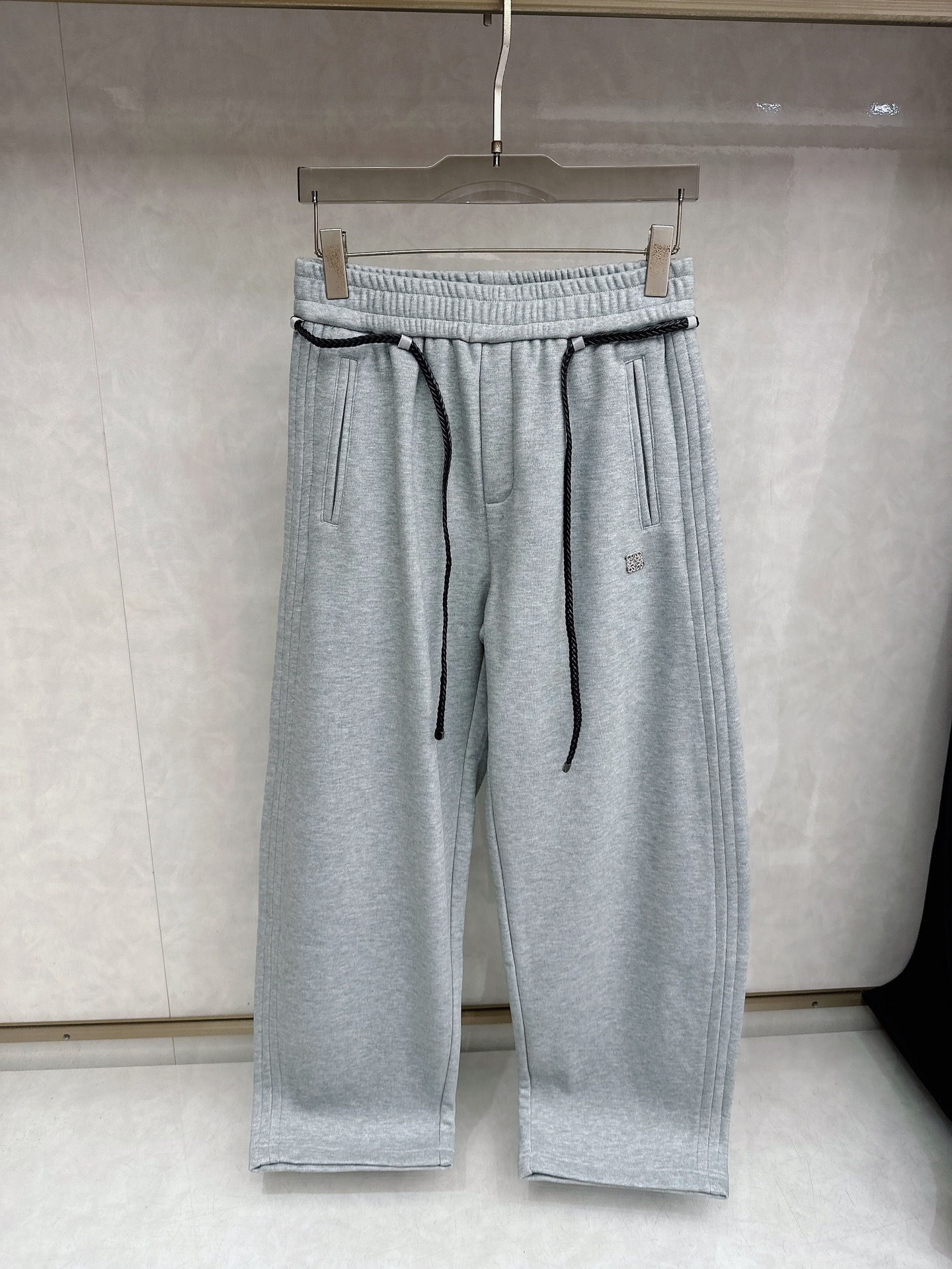 罗意威 2025新款加绒加厚长裤，香港洋行渠道货，高级优质棉质面料，绒面内里，细腻柔软程度非同一般。金属