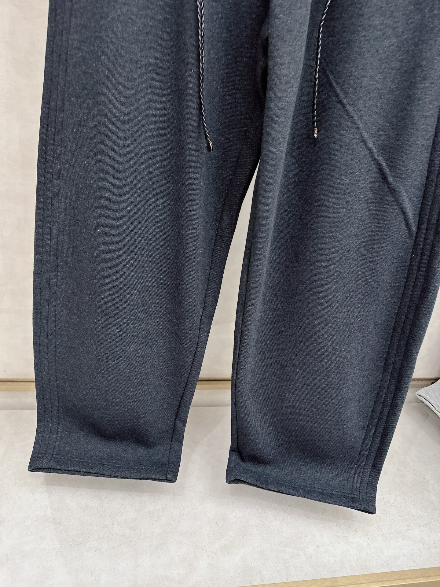 罗意威 2025新款加绒加厚长裤，香港洋行渠道货，高级优质棉质面料，绒面内里，细腻柔软程度非同一般。金属