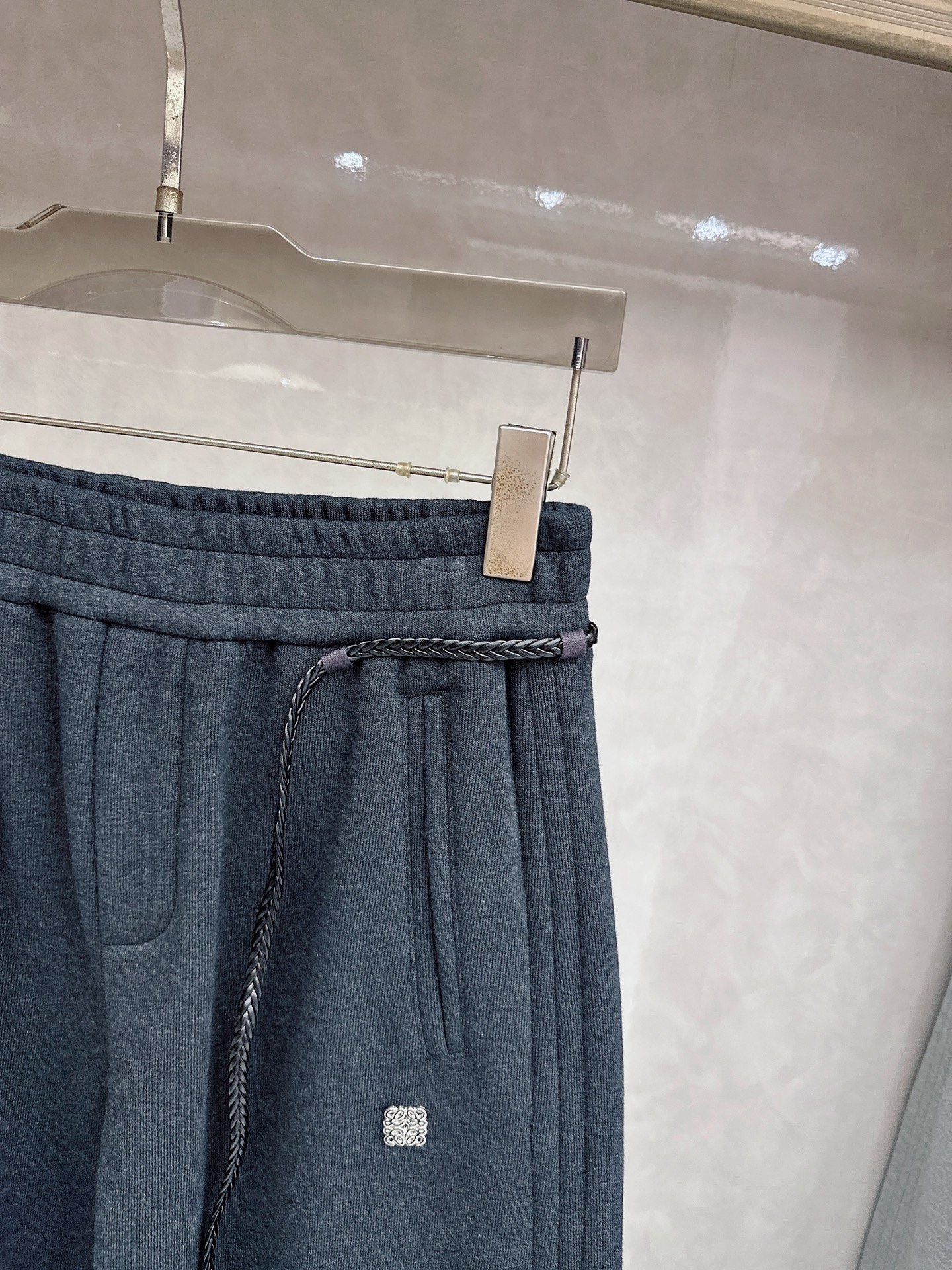 罗意威 2025新款加绒加厚长裤，香港洋行渠道货，高级优质棉质面料，绒面内里，细腻柔软程度非同一般。金属