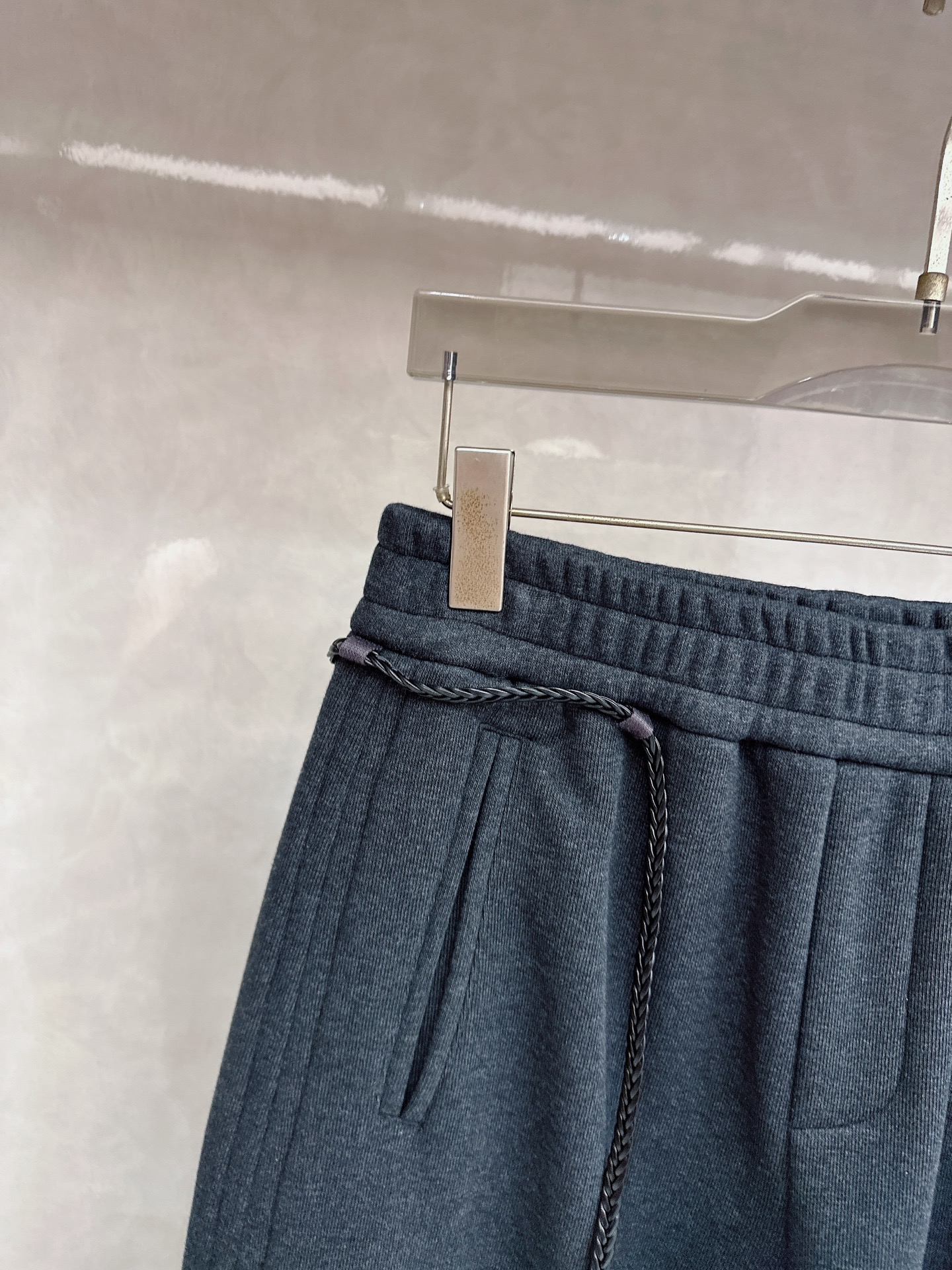 罗意威 2025新款加绒加厚长裤，香港洋行渠道货，高级优质棉质面料，绒面内里，细腻柔软程度非同一般。金属