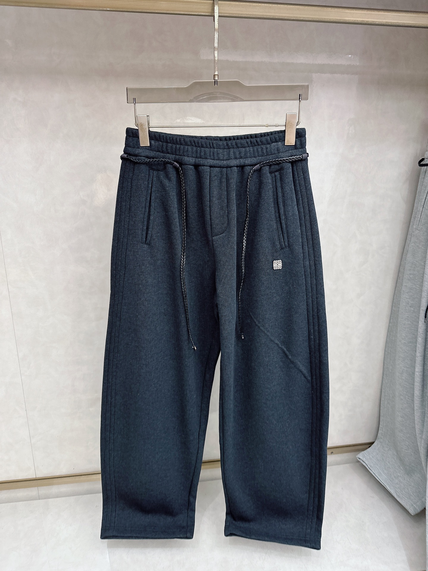 罗意威 2025新款加绒加厚长裤，香港洋行渠道货，高级优质棉质面料，绒面内里，细腻柔软程度非同一般。金属