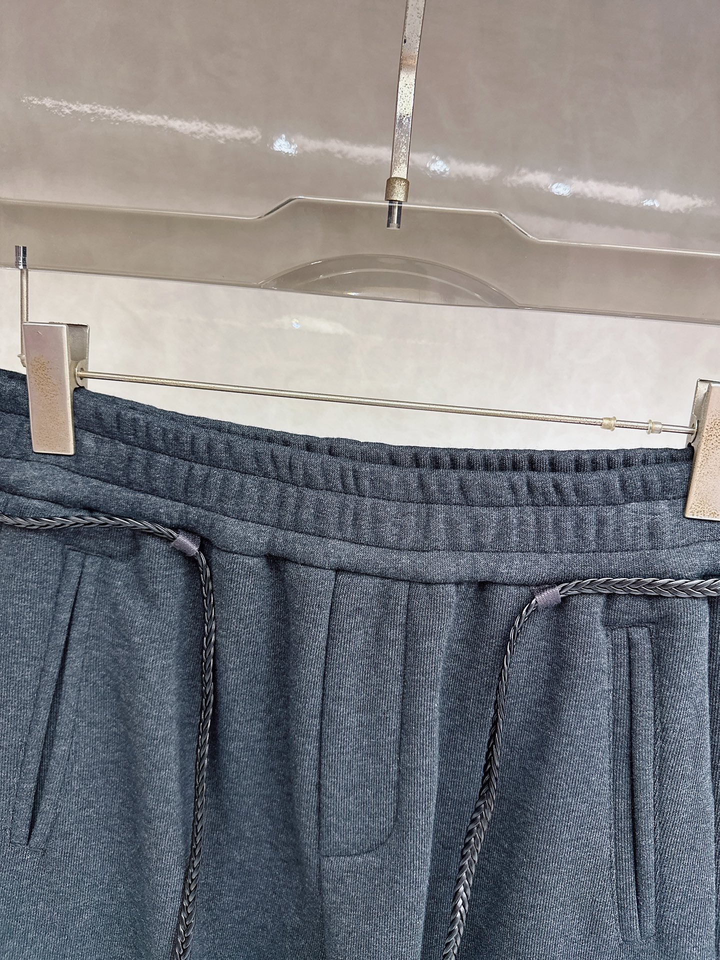 罗意威 2025新款加绒加厚长裤，香港洋行渠道货，高级优质棉质面料，绒面内里，细腻柔软程度非同一般。金属