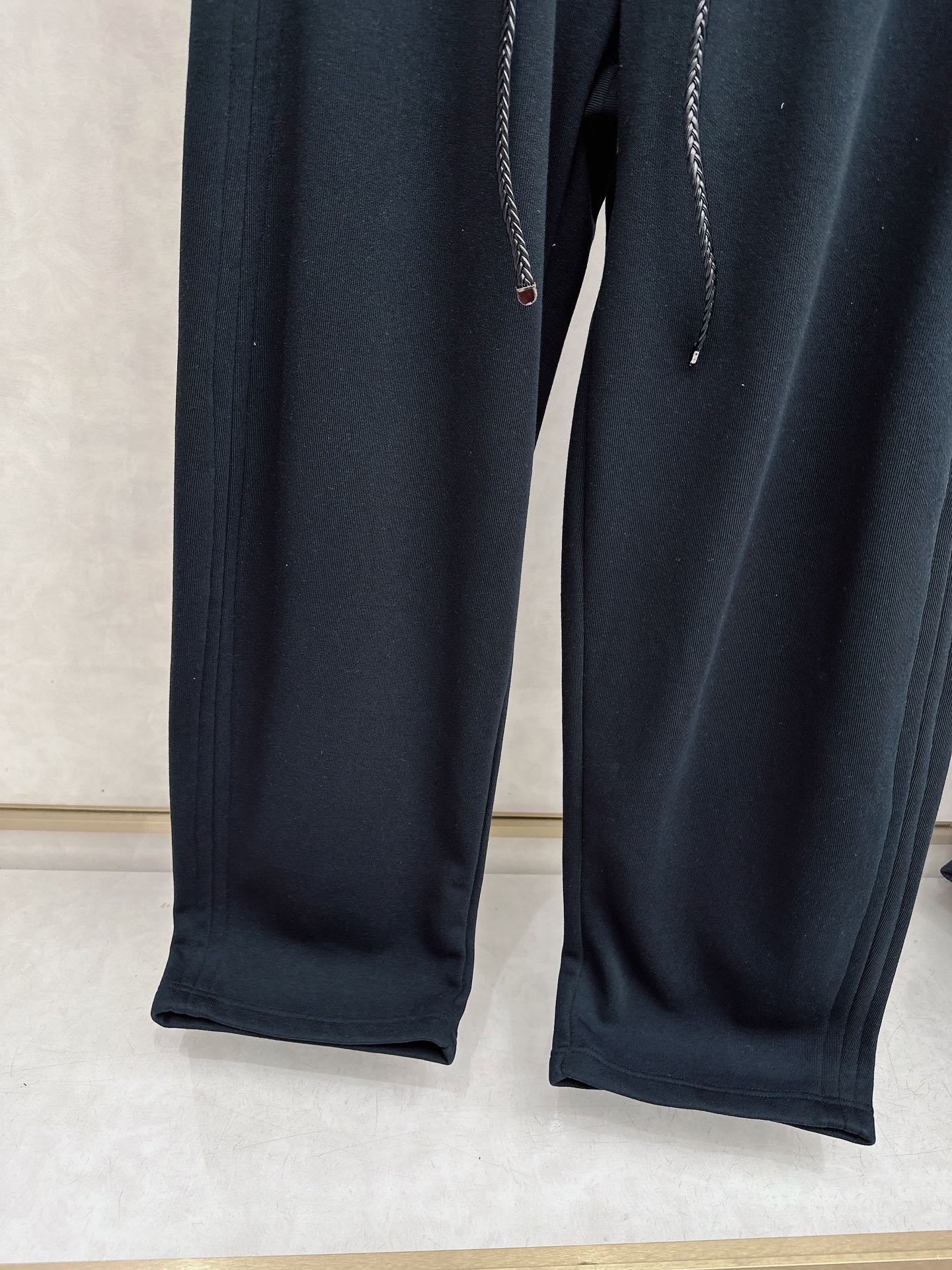 罗意威 2025新款加绒加厚长裤，香港洋行渠道货，高级优质棉质面料，绒面内里，细腻柔软程度非同一般。金属