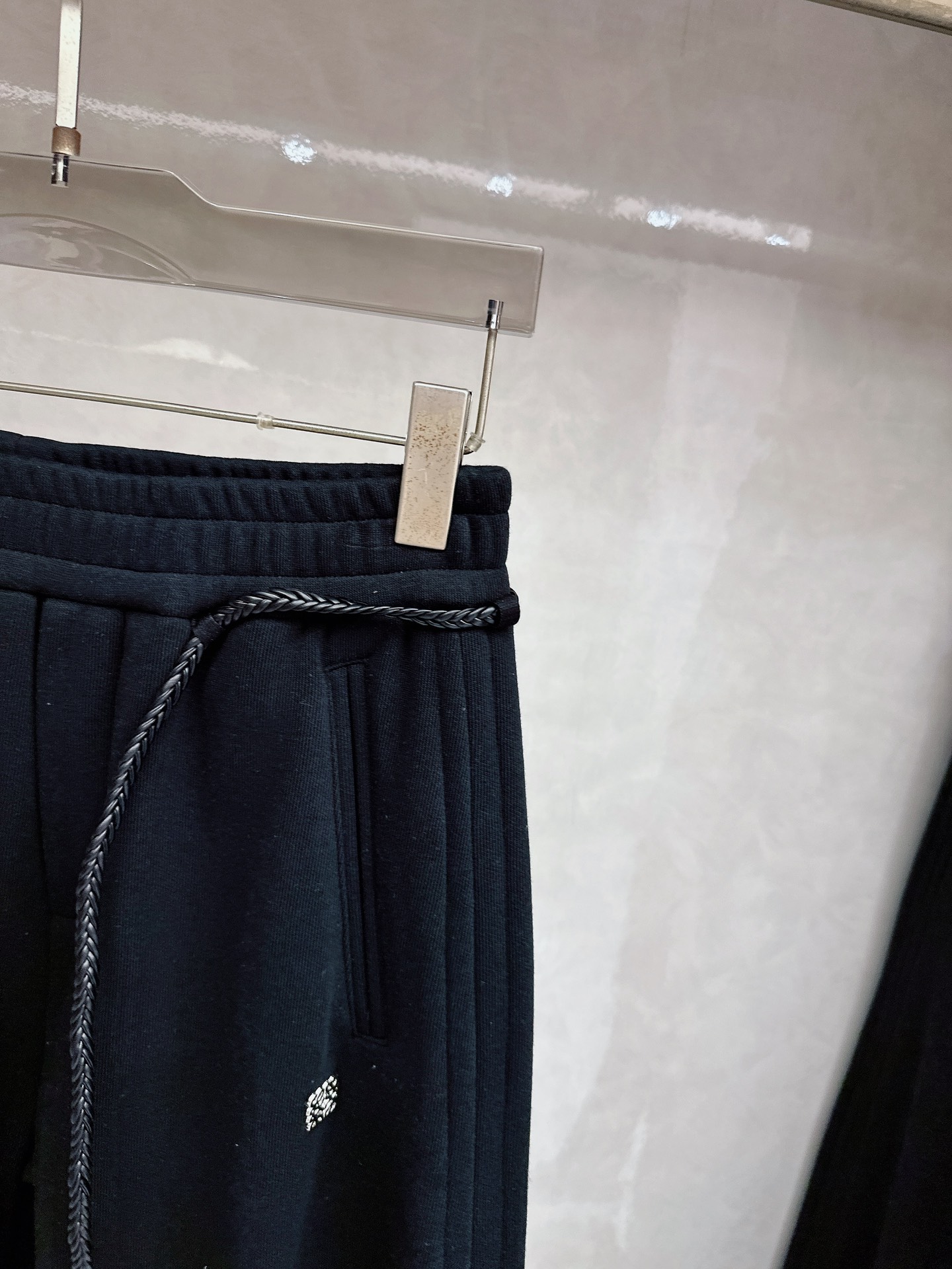 罗意威 2025新款加绒加厚长裤，香港洋行渠道货，高级优质棉质面料，绒面内里，细腻柔软程度非同一般。金属