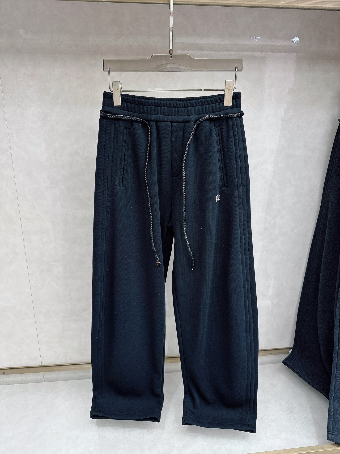 罗意威 2025新款加绒加厚长裤，香港洋行渠道货，高级优质棉质面料，绒面内里，细腻柔软程度非同一般。金属