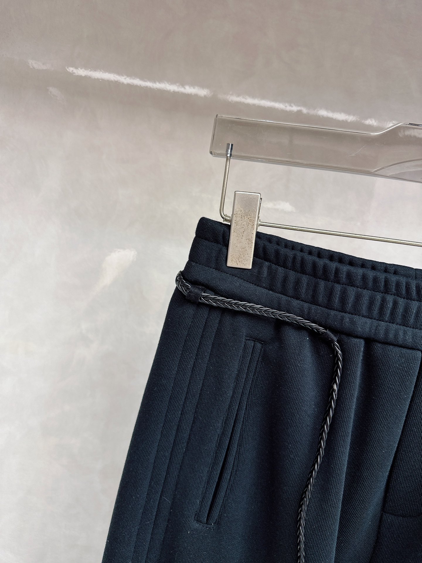 罗意威 2025新款加绒加厚长裤，香港洋行渠道货，高级优质棉质面料，绒面内里，细腻柔软程度非同一般。金属