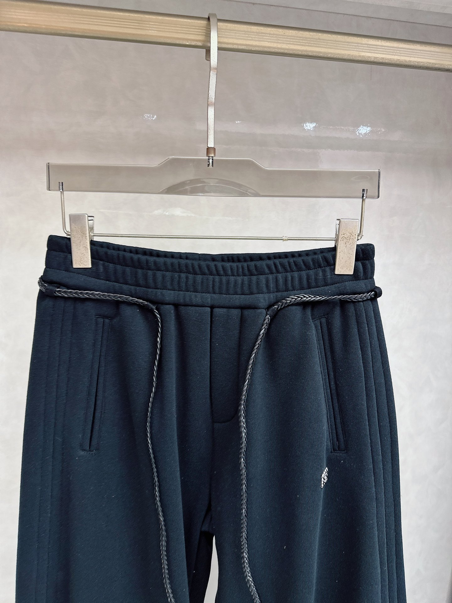 罗意威 2025新款加绒加厚长裤，香港洋行渠道货，高级优质棉质面料，绒面内里，细腻柔软程度非同一般。金属