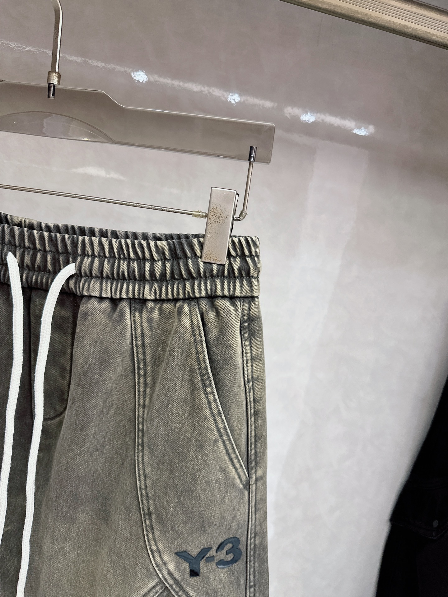 Y3🔥🔥休闲直筒工装长裤，采用优质斜纹材质，挺括有型，侧边工装口袋设计，超级好看，上身足够吸睛且回头率爆