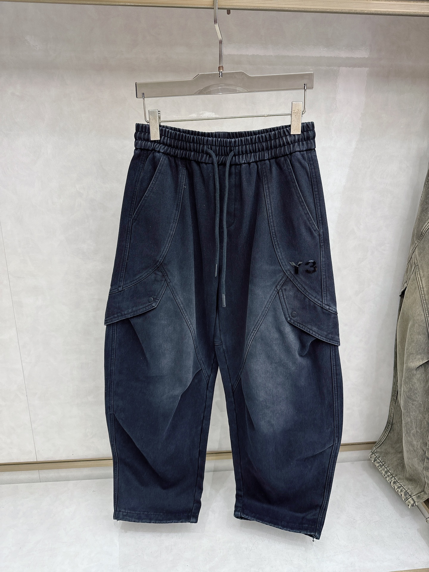 Y3🔥🔥休闲直筒工装长裤，采用优质斜纹材质，挺括有型，侧边工装口袋设计，超级好看，上身足够吸睛且回头率爆