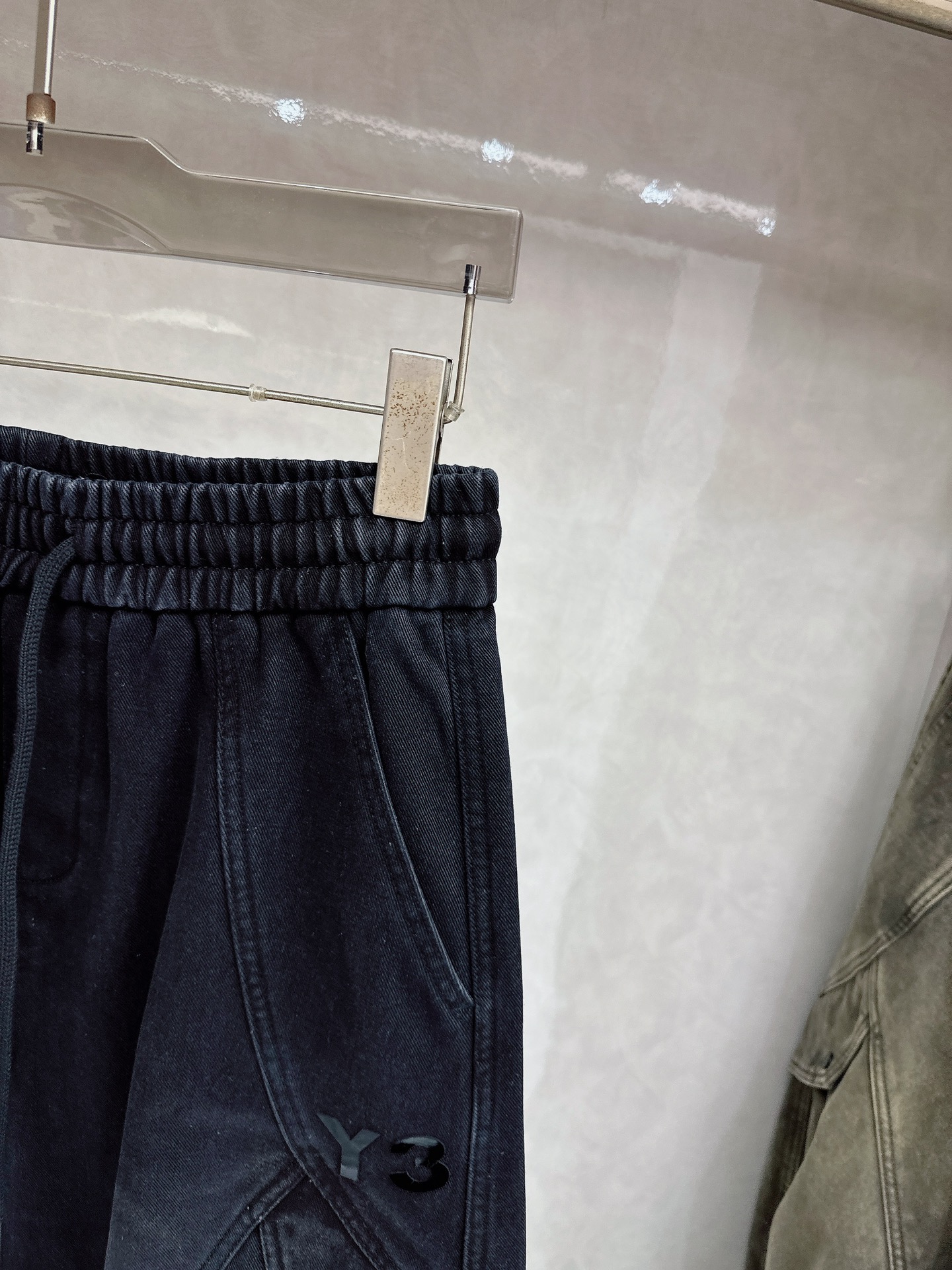 Y3🔥🔥休闲直筒工装长裤，采用优质斜纹材质，挺括有型，侧边工装口袋设计，超级好看，上身足够吸睛且回头率爆