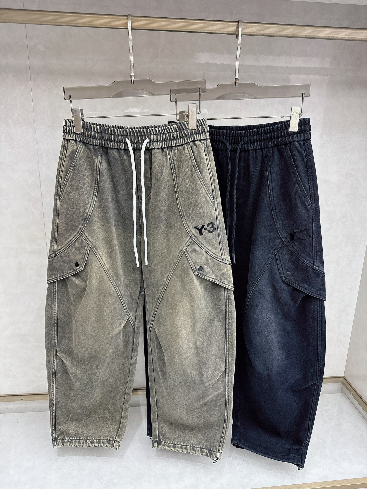 NO:661147,Y3 casual straight work trousers, made of high-quality twill material, crisp and stylish, with side work pocket design, super good-looking, eye-catching upper body and turning heads!  The hardware details are in place!  Same style for men and women!  Code number M-XXXL,, 19860909Y3休闲直筒工装长裤,采用优质斜纹材质,挺括有型,侧边工装口袋设计,超级好看,上身足够吸睛且回头率爆棚！五金细节到位！男女同款！码数M-XXXL,, ,Men's clothing